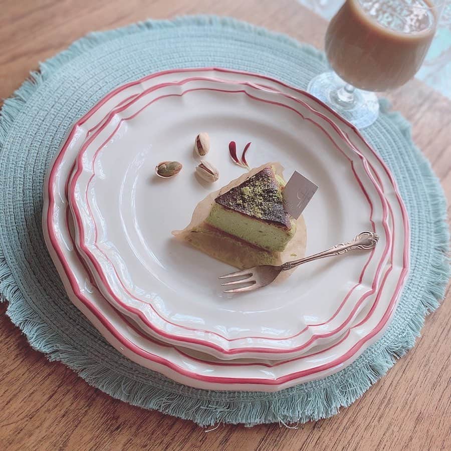 のインスタグラム：「まなちゃんがお誕生日プレゼントをわざわざ広島に送ってくれました🥺🎁しかも当日に🌷 何にでも使えるかわいいGIENのプレート2サイズ🍽💗 . ピスタチオバスクチーズケーキには2枚を重ねて💚 朝食には大きい方を1枚で🍳 どちらも使いやすいサイズでかわいくて 嬉しいなぁ💕 . こんな時なのに、まなちゃん本当に本当にありがとう🥺💕💕 . そして、ピスタチオバスクチーズケーキ、 お誕生日の時にあすかちゃんが買ってきてくれたことで知って、はまってしまいました…🤤ピスタチオとバスクチーズケーキのコラボはずるいってー🤤💚 . . #プレゼント #お皿 #食器 #gien #ジアン #gienfrance #madeinfrance #🇫🇷 #ケーキ #バスクチーズケーキ #ピスタチオバスクチーズケーキ #バスクチーズケーキ専門店 #チーズケーキ #Basquecheesecake #広島 #広島ケーキ #広島スイーツ #cake #cheesecake  #ピス活 #ピスタチオ #ピスタチオスイーツ #pistacchio #pistàcchio #chihoko飯 #朝食 #breakfast #おうち時間 #おうちカフェ #おうちcafe」