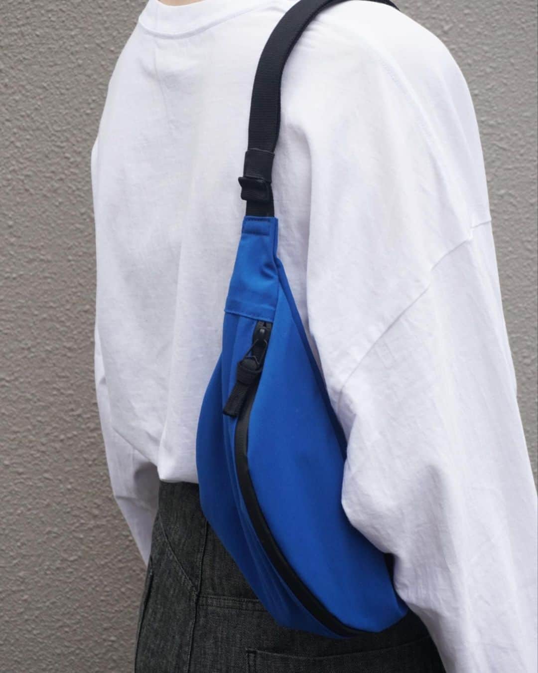 のインスタグラム：「uniqlouのボディバッグ 今年は青で🔵 @rito_official_77 のリネンパンツはウエスト部分のボリュームが素敵。 #Rito #atontokyo  #uniqlou」