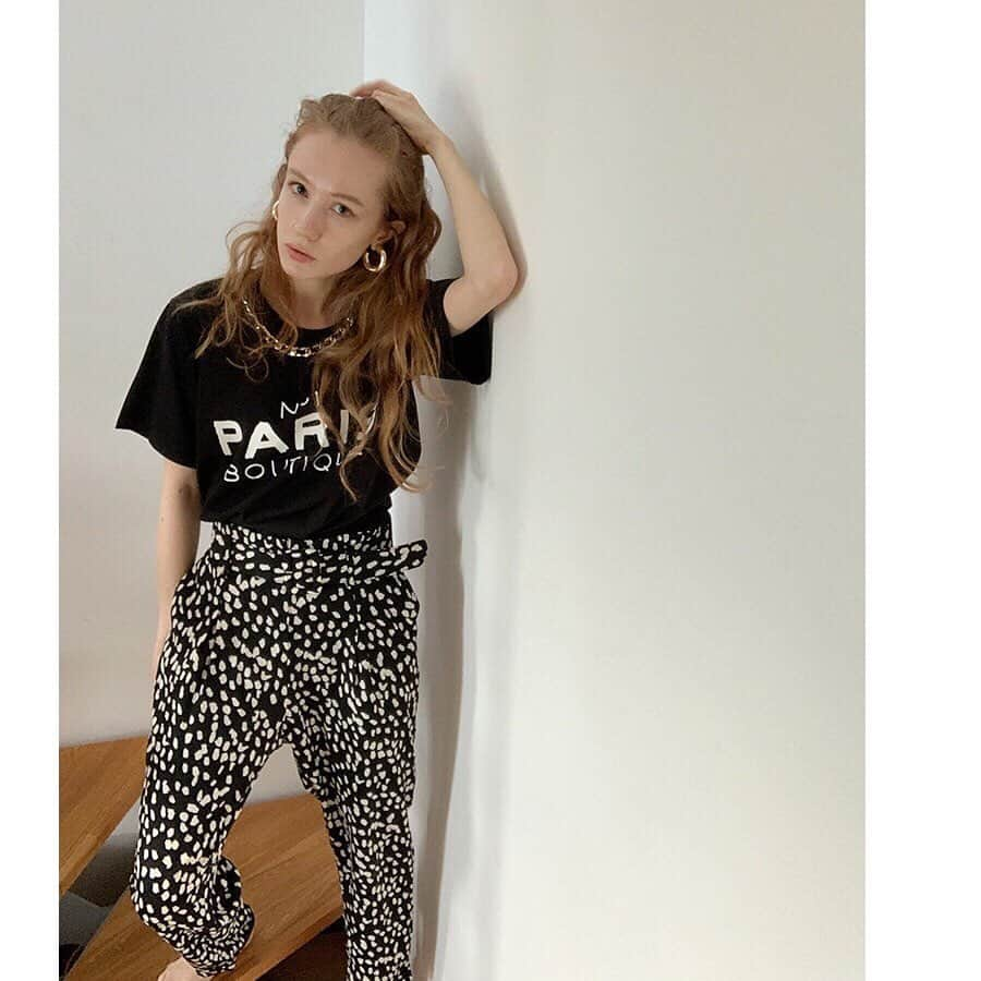 gallerieさんのインスタグラム写真 - (gallerieInstagram)「#newoutfit﻿ ———————————— ﻿ ☑︎ Chain neck PARIS Logo T-shirts (¥4,990yen+tax)﻿ ☑︎ Dalmatian Tapered Pants (¥6,990yen+tax)﻿ .﻿ .﻿ ☑︎ Pearl Big-wave Choker (¥2,990yen+tax)﻿ ☑︎ Offshoulder Rib Cutsew(¥3,990yen+tax)﻿ ☑︎Medium Satin Flare Skirt(¥6,990yen+tax)﻿ ﻿ #gallerie #2020 #20SS﻿ ﻿ ONLINE STOREはTOPのリンクから﻿ http://www.gallerie-online.jp/﻿ ————————————﻿ #お問い合わせ番号w1684﻿」5月21日 16時55分 - kalekale_official