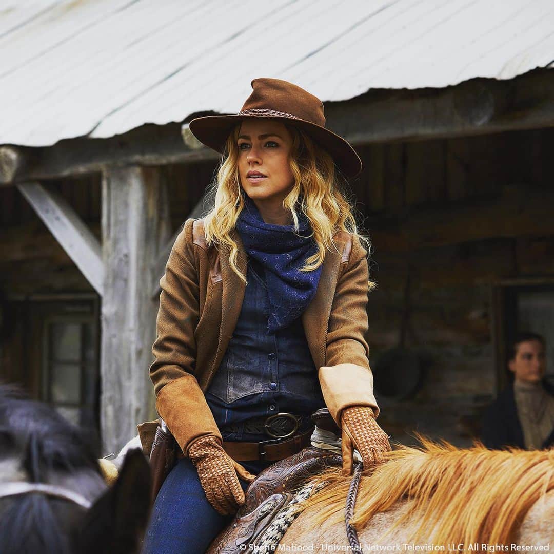 のインスタグラム：「3 years ago this week I was a cow person in 1852.  Swipe left to see some of my fellow cow folk and a birdseye view of the epic tent world created for #12Monkeys.  Fun fact: my horse did not care for me.  @emilyhampshire  @aaronastanford @tstashwick @the_joe_menendez  #tbt  #cowfolk #verywildwest #butactuallywildwildcanada」