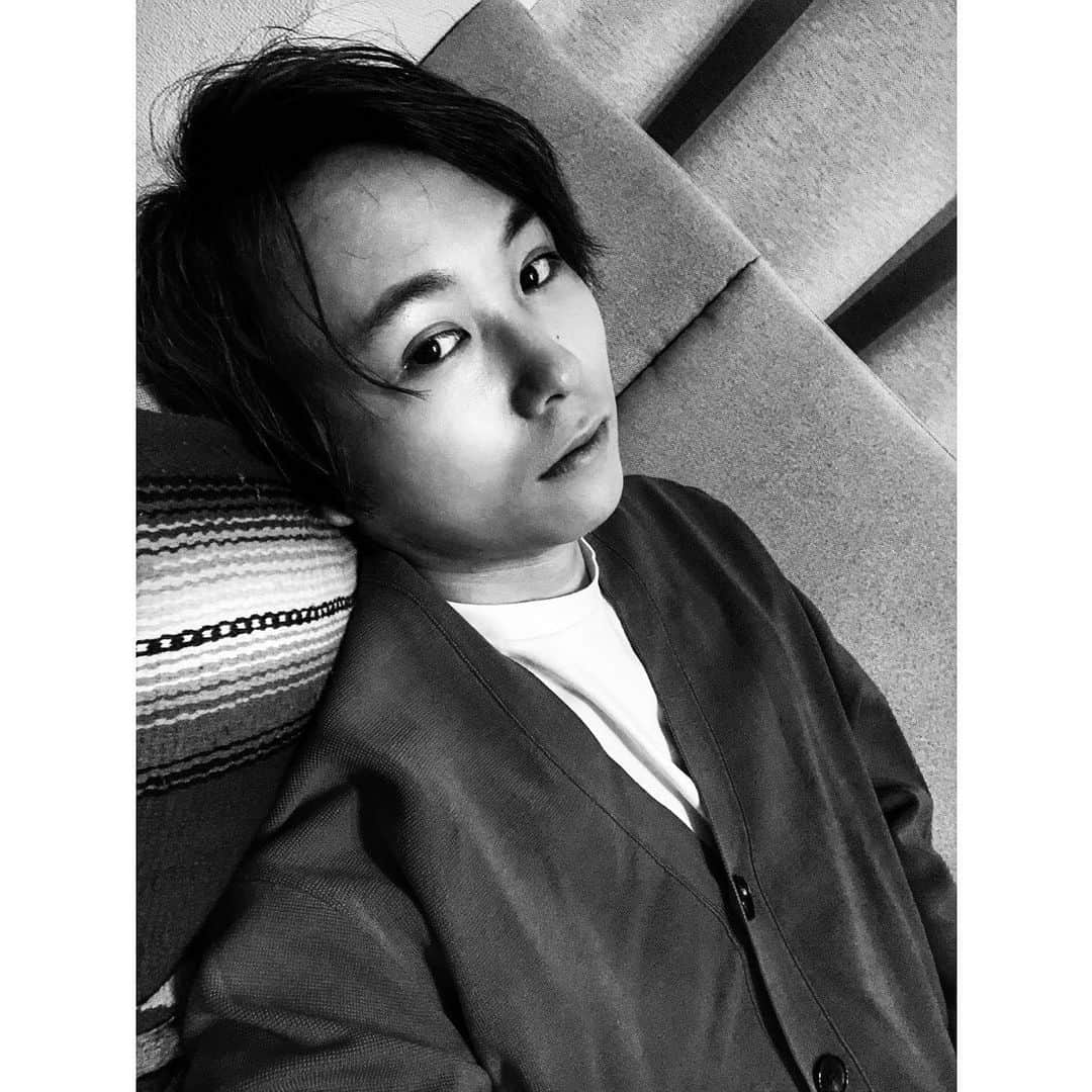 須賀健太のインスタグラム：「これが自粛疲れってやつか… ついに須賀の元にもきたか… 何もする気がおきないよ… もう少し、みんなも負けずに頑張ろうね。」