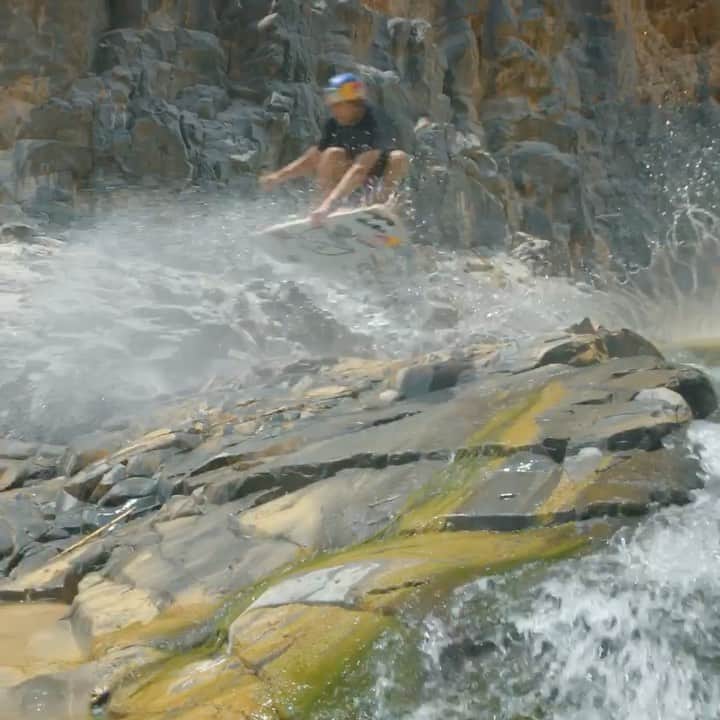 レッドブルのインスタグラム：「the sport? wakeskating 😎 who? @briankgrubb 🌊 how? pulled by a winch ⛓️ . for more extraordinary experiences, follow 👉 @destinationredbull 🤩 #redbull #givesyouwings #wakesurfing #wakesurf #wakelife #jordan #travel」