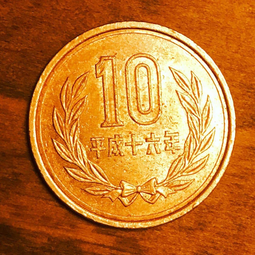井手大介のインスタグラム：「古銭を磨いていた @440hz_with パイセンに刺激されてそこにあった汚い10円玉を磨いてみました。と言っても擦るのは面倒なのでレモン汁とクエン酸水をドバッとかけて。ピカピカになりました。はい、ヒマでした。とても気持ちよかったです。」