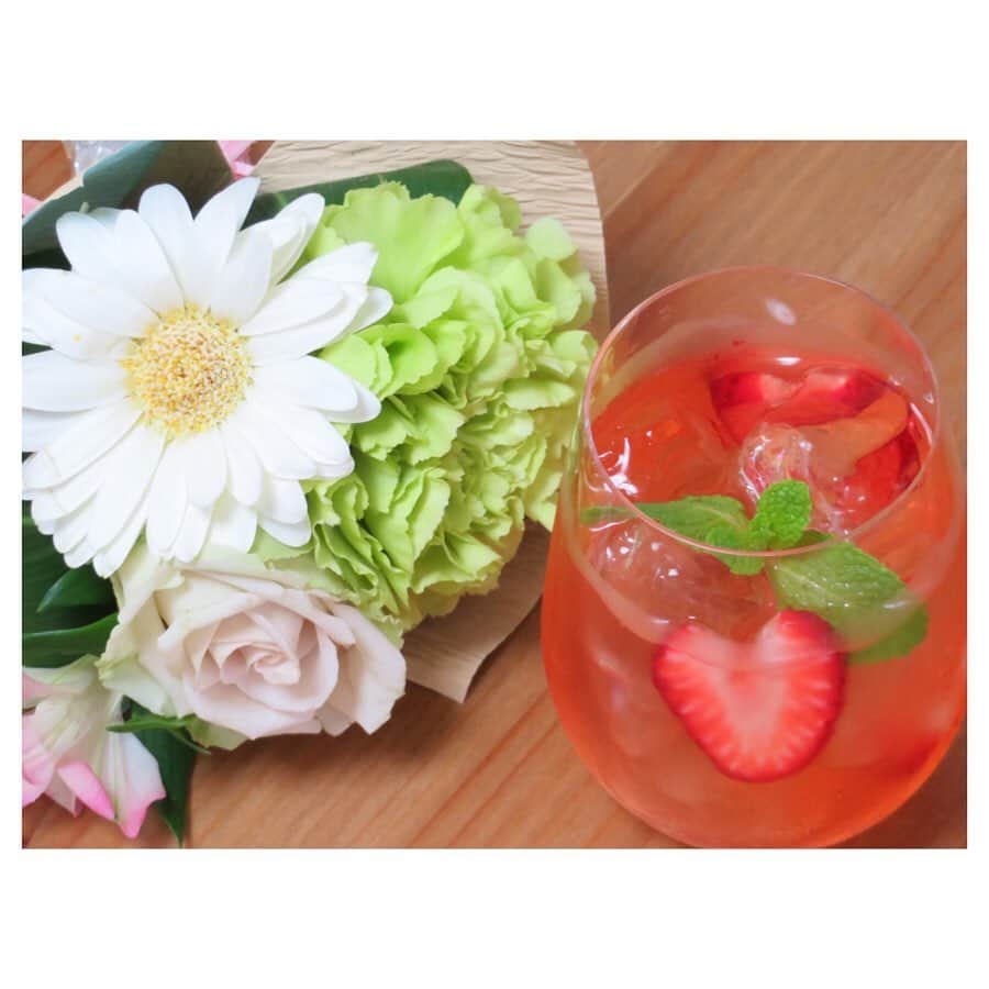 白鶴酒造株式会社のインスタグラム：「【手作り果実酒のための日本酒（キャンペーン中）】 独自に研究を重ね、果実酒作りに最適な酒質に仕上げました⭕ 本商品で漬けた梅酒は、ホワイトリカーやブランデーで漬けた梅酒よりも酸味が穏やかで、旨味やコクのある味わいです。（2枚目）  梅実だけでなくイチゴやキウイなどお好きなフルーツの果実酒を手作りできますよ🍓🥝🍋 おすすめレシピは商品とホームページに記載しています。 写真（1枚目）は4月後半に漬けたイチゴ酒🍓 イチゴジャムの様な芳醇な香りと、さっぱりとした味わいでとっても美味しかったです😋 ▼商品詳細 http://www.hakutsuru.co.jp/product/nihonshu/handmade.shtml  #日本酒 #白鶴 #hakutsuru #japan #神戸 #kobe #酒 #sake #japanesesake #japaneseculture #灘五郷 #GI灘五郷 #lovehyogo #lovekobe #insta_higashinada #家飲み #梅酒 #果実酒 #手作り梅酒 #梅酒作り #日本酒梅酒 #キャンペーン実施中 #プレゼント企画実施中 #sakestagram #キャンペーン中 #家飲み部」
