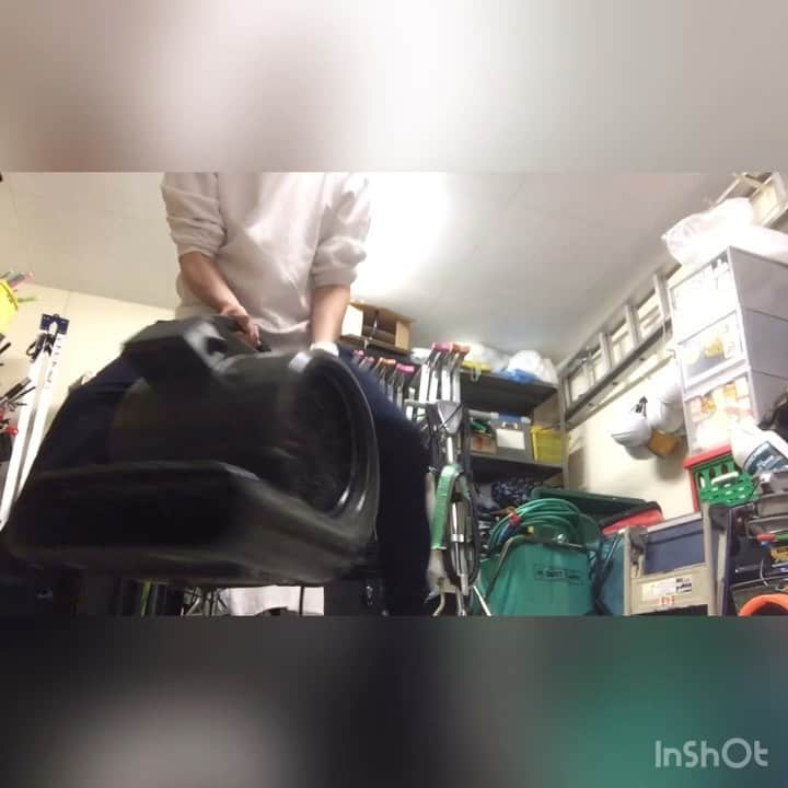 のインスタグラム：「弊社で使用してる業務用ファン（大きい扇風機）に、 弊社が勝手に後付けした車輪 の、調子が悪くなってきてたので取り替えてみた。  時の動画 #オードリーヘプバーン #間違えた #タナからイケダ田邊」