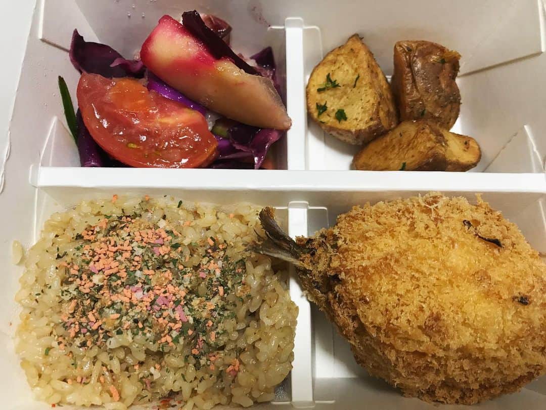 のインスタグラム：「コロナ自粛で休業していたPARIYAさん。 今日久しぶりに日本橋高島屋新館でお弁当が買えました‼️. このコールスローを食べた太っちょイワシのフライが好きで〜♪＋10０円になったけど良しとする！赤い野菜のサラダも何気に＋100円💦. 玄米ごはんをチョイスしたので、全体的に茶色いたお弁当になってしまったよ…。（華やかな彩りにもできたのだが）  少しずつショップが営業再開されてきたのは嬉しい💕💕💕でもまだまだ感染しないよう気を付けましょう‼️‼️. .  #pariya #お弁当 #パリヤ #パリヤ日本橋 #コロナに負けるな」