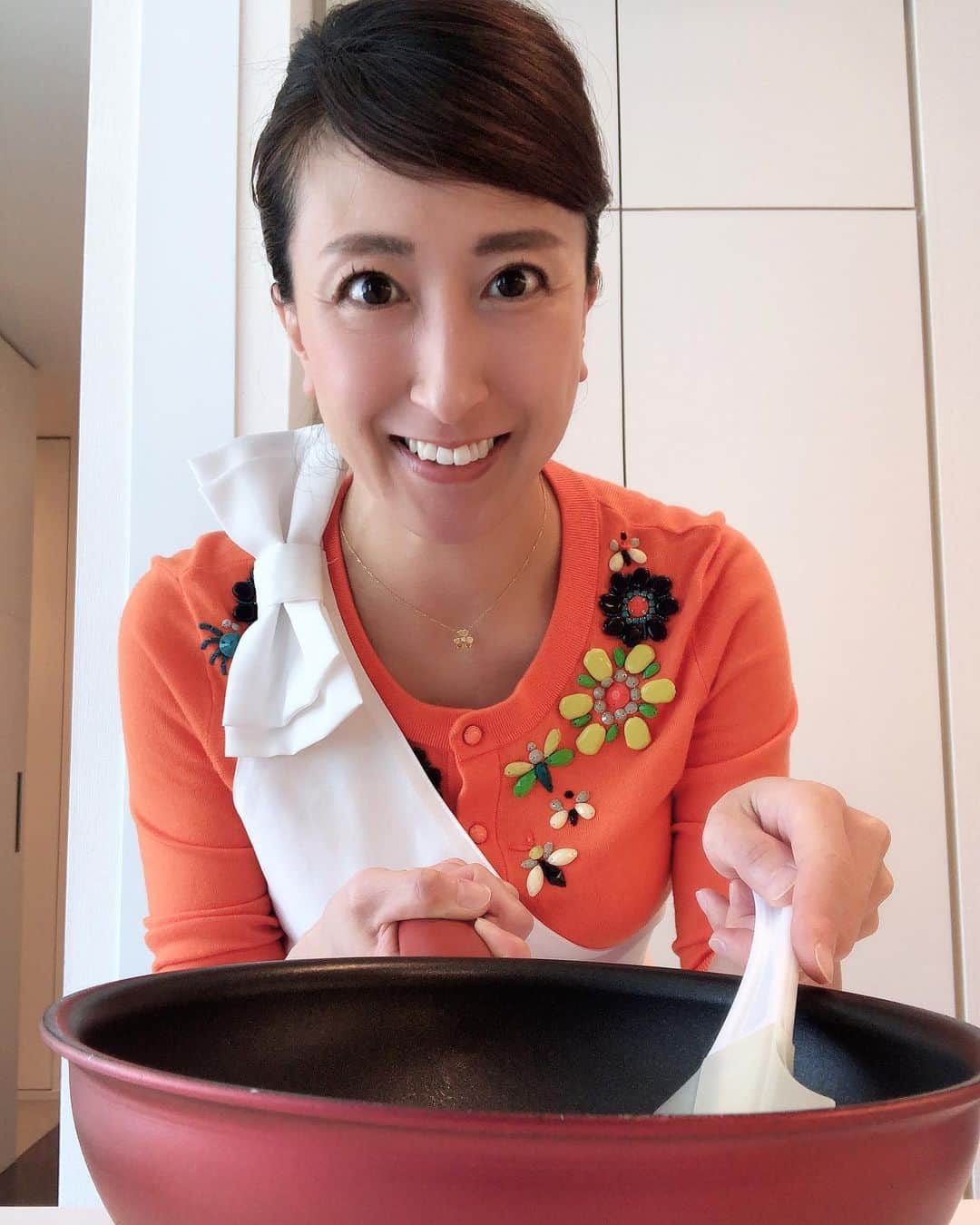 小川薫さんのインスタグラム写真 - (小川薫Instagram)「今日のオンラインレッスンは「おうち de clover」は「おうちで洋食屋さん」🍳 かにとコーンのクリームコロッケ２種、炊飯器ピラフをお教えさせて頂きました‼︎ しっかりポイントを守って作ってみてくださいね。また作ったレポートお待ちしています。 ６月のオンラインレッスンとFUJIMARUさんとのコラボイベントレッスンの申し込みは明日22日10時からホームページのコンタクト欄から募集開始です🍀 詳細はのちほどお知らせします💌  #おうちでclover #洋食レッスン　#ピラフ #クリームコロッケ　#炊飯器レシピ #stayhome  #zoom #zoomオンラインレッスン  #オンライン料理レッスン　#オンライン料理教室  #salondeclover  #サロンドクローバー #小川薫 #おもてなし #おもてなし料理教室 #料理教室 #料理教室大阪　#料理研究家 #テーブルコーディネート #テーブルコーディネーター  #大阪料理教室 #cookingclass  #tablesetting  #tablecoordinate #おもてなし料理  #2020春 #パーソナルレッスン　#パーソナル料理教室  #パーソナル料理レッスン　#男性料理教室 ﻿」5月21日 17時22分 - salondeclover