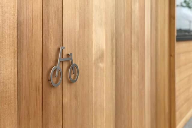 伊藤瑞貴建築設計事務所のインスタグラム：「[はるえ東ファミリー歯科]  工期に間に合ってなかった自転車置きが到着したので納品してきました。  ナチュラルな感じと無機質な対比がいい感じ！！ これで強風が吹いても大丈夫です。  また、中止になってしまったオープンクリニックですが、6月に再度開催するかも！！とのことでした。  正式に決まりましたらこちらでお知らせいたします。  はるえ東ファミリー歯科 https://www.harue-east-dc.com  Mizuki ito Architects URL: http://miaaa.biz/」