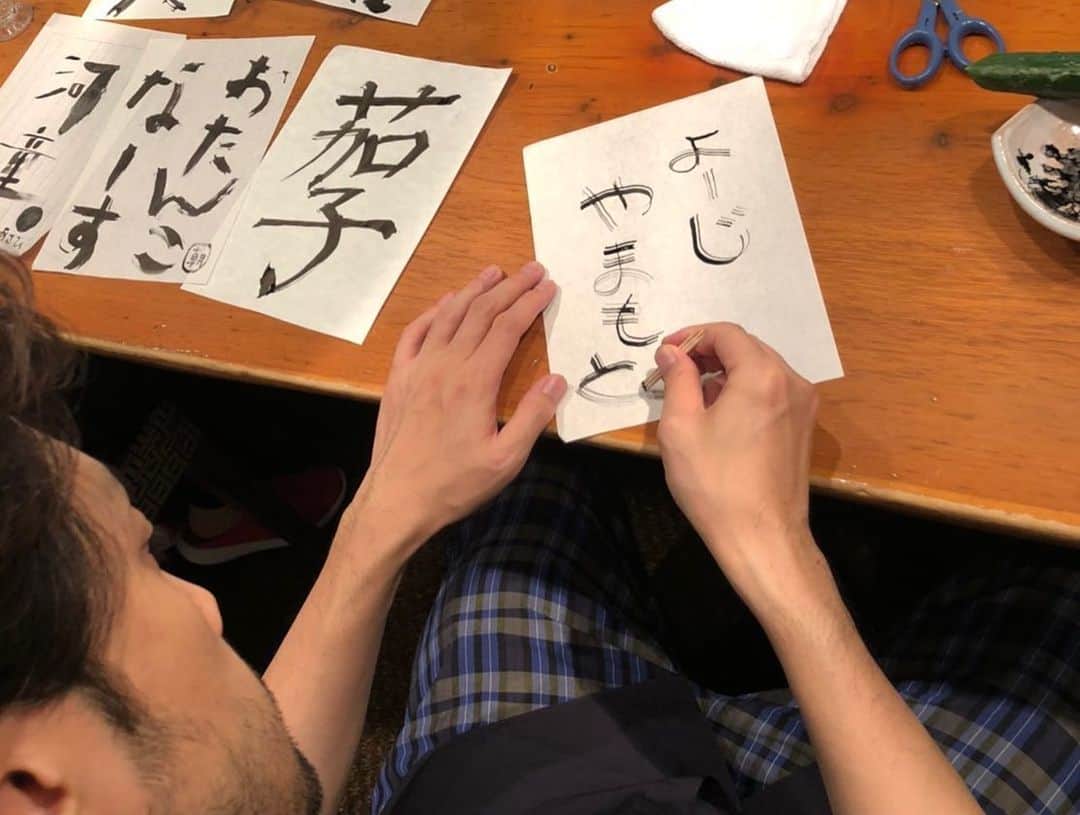 内田朝陽さんのインスタグラム写真 - (内田朝陽Instagram)「実家で習字 ナスって書きやすいよね  このナスはナストマトソースになりました。 ⇨次の投稿ちぇけら  #習字　#なすび　#🍆」5月21日 17時37分 - asahi_uchida