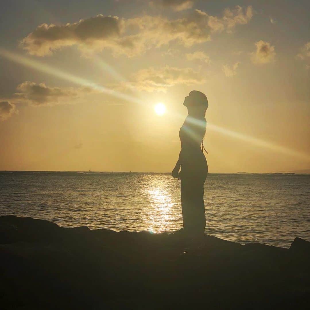 農海姫夏のインスタグラム：「hawaiiでの お気に入りの写真😳✨ 三枚目の指 色々すごいことに。笑 ・ ・ そういえば、 昨日発売の夕刊フジでオークスの予想をしました🐴🤍 みたよーって写真送ってくれた方、メッセージくださった方ありがとう🥰 はやく観戦したいね。 ・ ・ #オークス#競馬#夕刊フジ#牝馬」