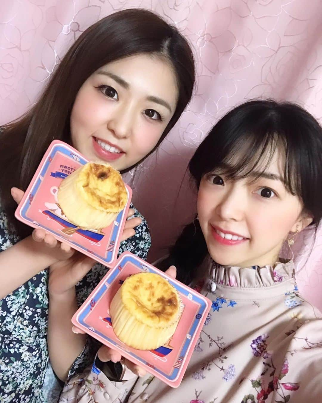 石原夕里朱のインスタグラム：「Tea Time♡﻿ ﻿ お姉ちゃんと﻿ ﻿ #GAZTA のバスクチーズケーキ﻿ ﻿ 食べたよ😋💕﻿ ﻿ メイプルシロップをかけると、﻿ ﻿ さらに美味しい〜🍯✨﻿ ﻿ スイーツらぶ❤️﻿ ﻿ #sweets #shirokanetakanawa #basquecheesecake #cheesecake #yum #gourmetstagram #shirokanesweets #tokyosweets #stayhome #enjoyhome #covid_19 #covid19 #coronavirus #washyourhands #instagood #photooftheday #instadiary #白金高輪 #ガスタ #バスクチーズケーキ #白金スイーツ #東京スイーツ #コロナ #コロナ対策 #手洗いうがい #ステイホーム #おうちにいよう #おうち時間 #おうち時間を楽しもう」