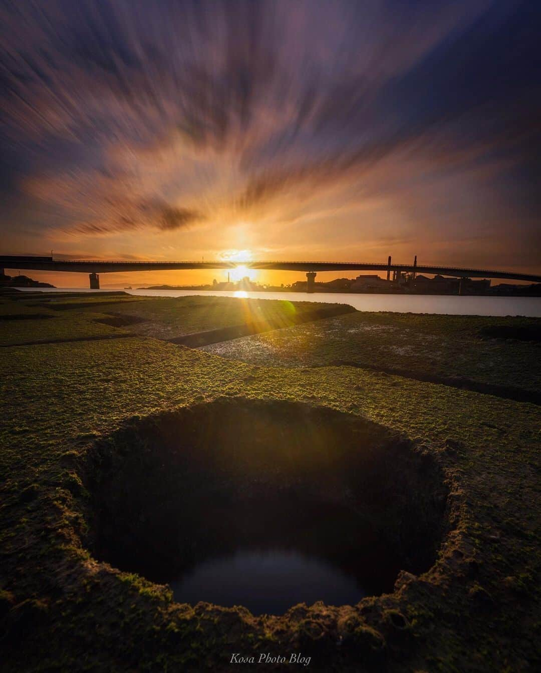 コサさんのインスタグラム写真 - (コサInstagram)「Sunset Hole 長時間露光って料理のオーブンみたいですよね やり過ぎると焦げちゃうし、早すぎると焼けてないし… カメラの場合は、途中で焼き加減を見れないので出来上がるまでドキドキ💓 この日は風が弱かったので約90秒ほど開けて動きを表現していみました🙋‍♂️ あっ　オーブンに例えましたが私は料理出来ません🤣 . Location:和歌山 Wakayama / Japan Date:2020年5月 KANI Filter:ND1000＋GND0.6 . #和歌山 #紀の川 #ap_japan_member #japan_bestsunset #unlimitedsunset #igsunset #sunset_super_pics #sunset_minas #Japan_Daytime_View #longexposure_japan  #art_of_japan_ #tokyocameraclub #dpj_member #team_jp_ #IG_PHOS #photo_jpn #ptk_japan #pt_life_ #bestjapanpics #Lovers_Nippon #YourShotPhotographer #Impressive_gallery #light_nikon #sorakataphoto #LBJ_VIP #広がり同盟メンバー #Rox_Captures #kf_gallery_vip #colore_de_saison #japan_bestpic_」5月21日 17時50分 - kosa_photo