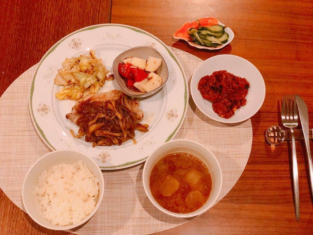 英玲奈さんのインスタグラム写真 - (英玲奈Instagram)「#昨日の晩御飯 #ポークソテー #舞茸ソース  #ていねいな暮らし #季節を感じる暮らし#からだにいいこと#料理 #からだにやさしいごはん #おうちごはん#夫の健康守りたい#10年後の健康の為に#無添加#無化調#オーガニック#低gi #美腸活#趣味生活#料理家#erenakitchen」5月21日 17時50分 - erena_erenyan