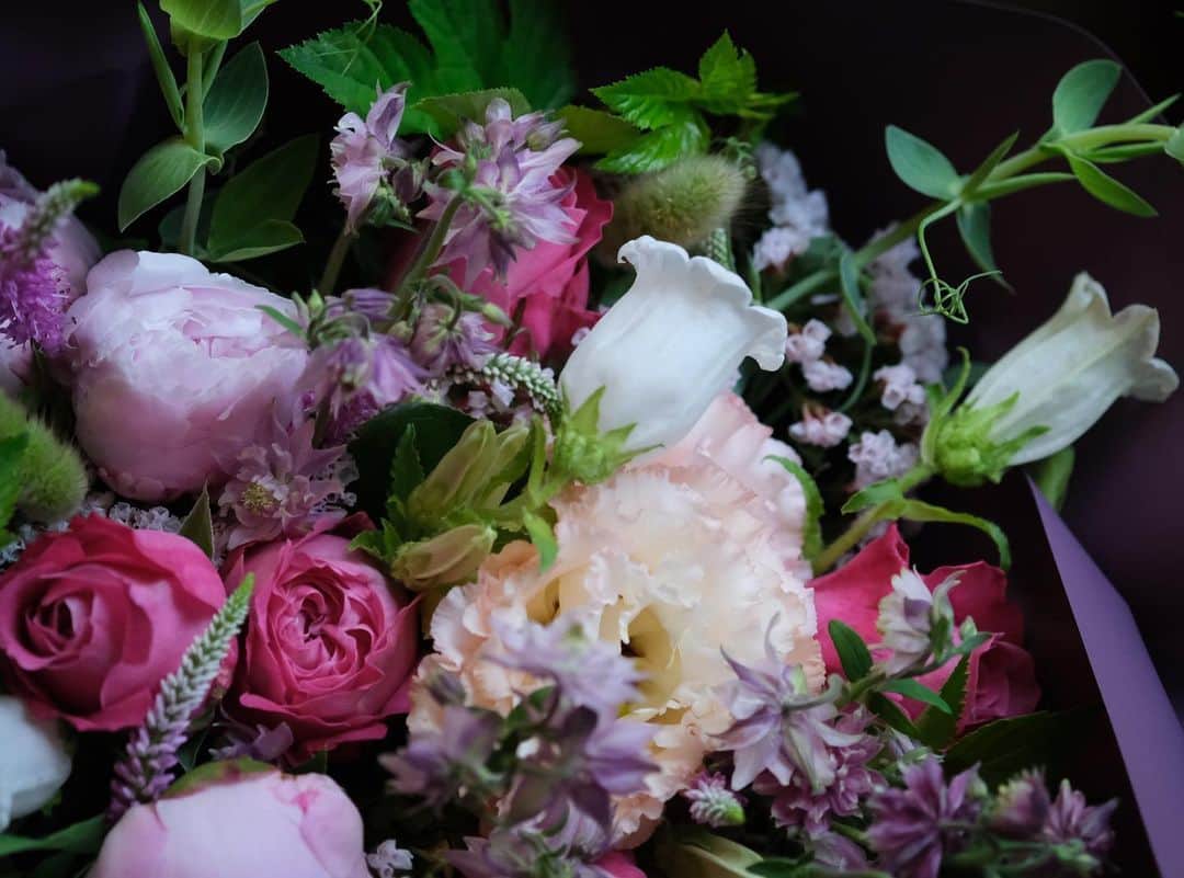 草間淑江さんのインスタグラム写真 - (草間淑江Instagram)「・ ・ ある方からお礼にと素敵なブーケを頂きました✨✨✨ ・ ・ ゴージャスで美しい花たち🌼 ・ ・ 嬉しいー❣️ ・ ・ NMさんありがとうございました😊 ・ ・ #ブーケ#美しい#アンスリール #贈り物ありがとうございました」5月21日 17時44分 - yoshie_kusama