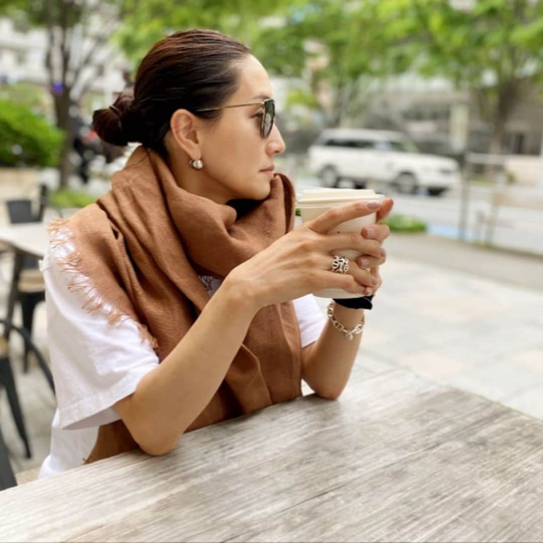 亀恭子のインスタグラム：「今週は寒いですね… . . . 写真は今日ではないですが、 今週すごく出番の多い @asaucemeler リネンストール . . 今年買い足したのは、 ブラウンとコーラル寄りのピンク . . 絶妙な色合いと程よいボリューム感❤︎ . . someday's… #stole #asaucemeler #cutandsew #loreakmendian #❤︎」