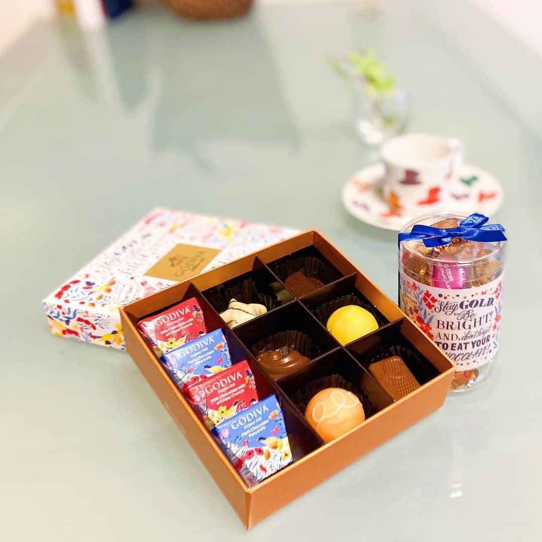 市川歩美のインスタグラム：「東京は寒いので、ゴディバの夏のコレクションとお気に入りのデミタスカップで気分を上げることに🥰🥰🥰 ヒトデ形のチョコレートといえばゴディバの夏。右側はGキューブの夏限定コレクション。左はコレクションソレイユアソートメント。私はゴディバのキャレ好きなんですが、今回のキャレ2種、好きだなぁ。そしてG キューブは実はお手頃なプライスで、ギフトにすごくおすすめ。 あとはパッケージのこのメッセージが最高。 Stay GOLD,Be BRIGHT! and Don’t forget to eat your chocolate!🍫 #chocolate#chocolatelover#ilovechocolate#cacao#チョコレート大好き#チョコレート好き#チョコレート#ショコラ　#ゴディバ#おうちチョコ#おうちでチョコ#godiva #gキューブアソートメント」