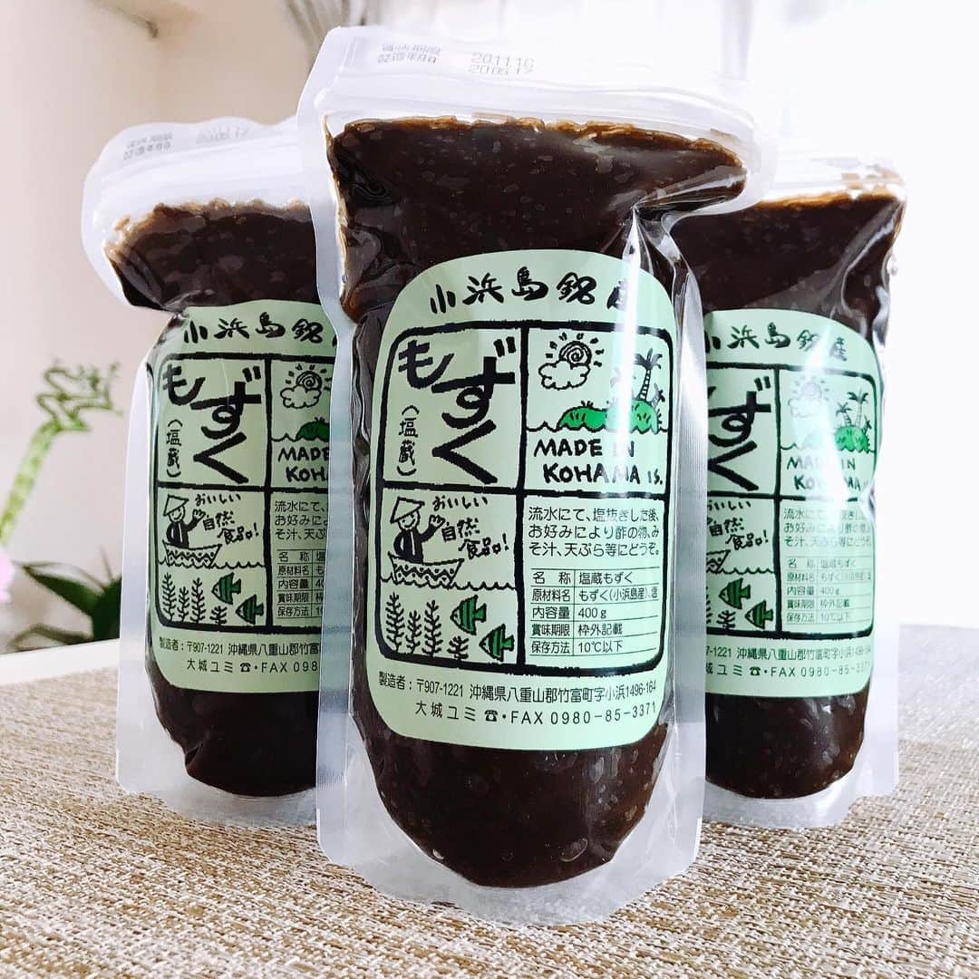 三好ジェームスのインスタグラム：「小浜島から海の恵みが届きました🏝  名産のもずく！  さっそく、もずくの天ぷらと酢で和えて頂きました！  たべごころでコウさんが教えてくれたアジフライもレシピ通りに！ @kohkentetsu  美味かったー！  もすぐは、高校時代のバスケ部の後輩・洋一くんが作っているもの！ #小浜島のもずく屋さん　で売ってるみたい。  島の食材は最高です！  #もずく#もずく酢#もずく天ぷら#モズク#小浜島のもずく屋さん#小浜島のもずく#小浜島#kohamajima #八重山#yaeyama #kohamaisland #アジフライ#コウケンテツ#コウケンテツレシピ #たべごころ#rkb#stayhome#おうち時間#料理時間#cooking」