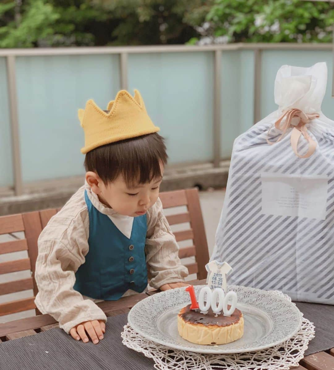 Remiさんのインスタグラム写真 - (RemiInstagram)「happy 1000-day birthday⭐️﻿ 今日は息子が生まれて1000日目でした。﻿ 全くノーマークだったけど、数日前にみてねを眺めていたら「生後99◯日」と表示されて、慌てて準備！﻿ ﻿ 息子が毎日欲しい欲しいと言っていたバズのおしゃべりフィギュアをポチって、 @momo.official や @ha_chu がオススメしてくれた金沢のお取り寄せチーズケーキ @piso_hife もギリギリ間に合ってお祝い🎂🎁(本当に美味しかった…！！)﻿ 一日中大興奮だった息子が寝る前に「今日も最高だったね！」と言って、ありがとう&大好きを連呼してくれて、私の方が幸せな1日でした。﻿ ﻿﻿ こんな時だからこそ普段行けないお店のテイクアウトやお取り寄せグルメを楽しんだり、普段以上にポチポチ買ってしまったり、気になっていたドラマや映画を一気見したり、何より家族との時間がぐんと増えて、一周回ってこの生活をかなり満喫している今日この頃。﻿ 明日あさっての予定は立てられない代わりに、5年後や10年後の妄想して過ごしています💭💭﻿ これから社会も変化していくと思うけど、子供たちが快適に過ごせる未来になりますように。﻿ ﻿ #生後1000日 #1000day #2y8m ﻿」5月21日 23時17分 - remi_912