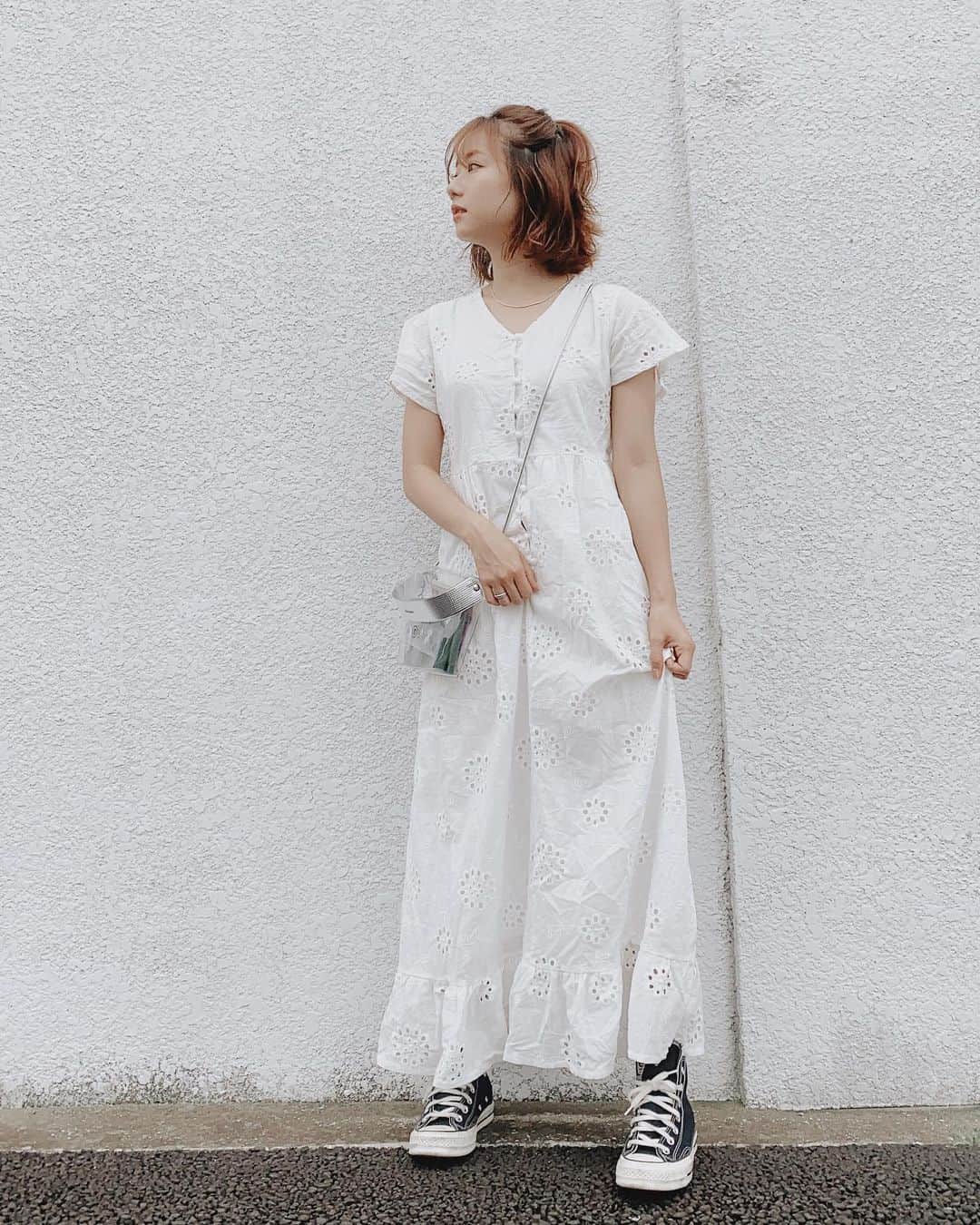 のインスタグラム：「昨日の私服でする✌️暖かくなって半袖ワンピースきれるように☀️（今日の大阪寒い）まだ気持ちよく自由に外にはでられないけど気分だけでも🌴 白のワンピースはあんまり持ってなくて勇気をだして着てみたぜぃ🤔 one piece @fifth_store #私服#fifth#pr#コットンレースマキシワンピース#フィフス#photoby姪っ子#おうち時間」