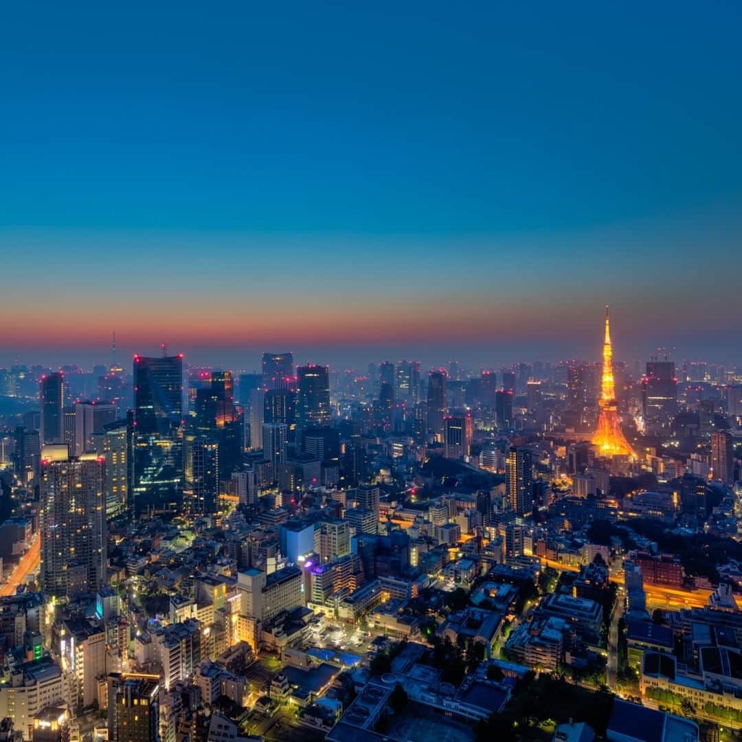 Tokyo City View 六本木ヒルズ展望台のインスタグラム：「📸六本木ヒルズ展望台 東京シティビューから、絶景画像をお届け中！  やさしく明かりが灯る街の向こうには虹色の地平線。まるで絵本の中の世界のようですが、去年の今ごろの東京です。🗼✨ #StayHome #うちで過ごそう #おうち時間 #東京シティビュー #tokyocityview #休館中の展望台 #SNSで楽しむ展望台 #荒谷良一  #東京タワー」