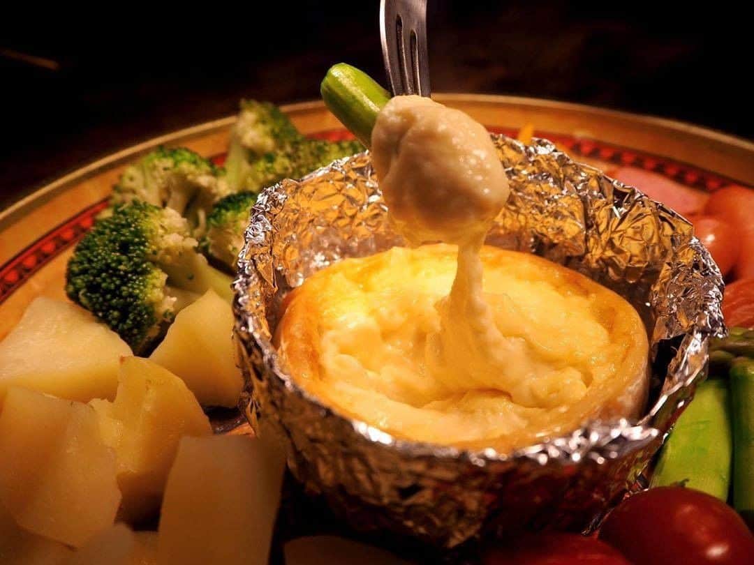 TESCOMshinku_officialさんのインスタグラム写真 - (TESCOMshinku_officialInstagram)「本日おススメするオーブン料理は「カマンベールチーズフォンデュ」です♪ カマンベールチーズを丸ごとオーブンで焼いて溶かせば、簡単チーズフォンデュのできあがり🎵 とろ～りとろけるチーズに、野菜やバケット等好きな具材をからめて食べる人気お手軽料理です😊 ・ こちらの素敵なお写真は @mi__ko.gohan さんの一枚です。 --------------------------------------------------- TESCOMキッチンの公式アカウントです✨ 毎日の暮らしをもっと楽しく、便利にするお役立ち情報を発信していきます♪ TESCOM製品を使ってお料理した際は、#テスコムキッチン をつけてぜひ投稿してみてください！ 皆様の素敵なお写真を紹介させていただきます✨ --------------------------------------------------- #TESCOM #調理器具 #家電 #おしゃれ家電 #料理男子 #料理女子 #おうち時間 #おうちで過ごそう #おうちごはん #家庭料理 #クッキングラム #デリスタグラム #料理記録 #料理好きな人と繋がりたい #時短レシピ #晩ごはん #手料理 #手作りご飯 #簡単レシピ #よるごはん #作り置きおかず #オーブン料理 #グリル #オーブン焼き #おうちごはん部 #チーズ料理 #チーズフォンデュ #カマンベールチーズ #チーズ好き」5月21日 18時00分 - tescom_kitchen