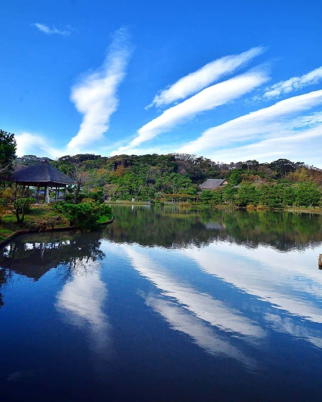 のインスタグラム：「Showcasing #yokohamatomorrow, a collection of memories while looking forward to tomorrow.﻿ ﻿ “三渓園﻿ location:神奈川県横浜市中区﻿ date:2019年12月”﻿ ﻿ Photo & Text: @t.yamada50﻿ ﻿ #yokohamatomorrow﻿ ﻿ -﻿ ﻿ 皆様がいままでに撮られた大好きな横浜の写真（去年の同じ季節に撮られた写真など）に思い出などのエピソードとハッシュタグ #yokohamatomorrow を付けて投稿していただけないでしょうか？﻿ ﻿ ハッシュタグをつけて投稿していただいた写真を、健やかな日々が戻ってくると信じてご紹介していきます。﻿ ﻿ Looking forward to tomorrow, we have a request: Post your favorite memories and experiences in Yokohama - Something from last year or your last trip perhaps? - with the hashtag #yokohamatomorrow.﻿ ﻿ We will showcase these memories on our Instagram as they represent the Yokohama we are looking forward to while we navigate this challenging time together.﻿ ﻿ #myyokohama﻿ ﻿ #yokohama #darlingescapes #beautifuldestinations #artofvisuals #somewheremagazine #discoverglobe #travelawesome #passionpassport #lovejapan #explorejapan #japanlife #japanfocus #japan_vacations #japanrevealed #よこはま #ヨコハマ #横浜 #stayhome #staysafe #besafe #stayhomestaysafe #staysafeeveryone」