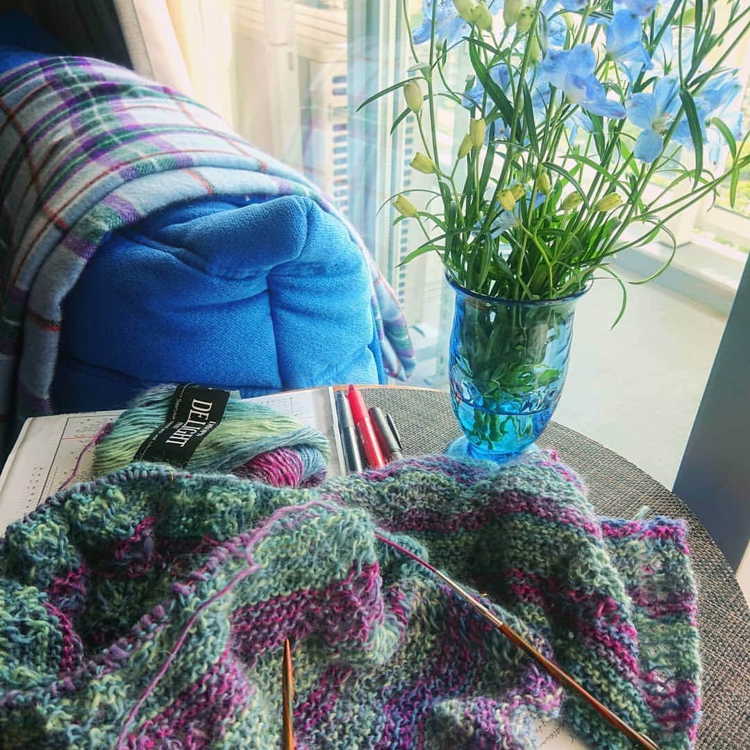 のインスタグラム：「Chilly and rainy day...in Tokyo. My favorite flower. Delphinium💙 This shaw is coming soon. ＊ 肌寒いしシトシト雨だしStay homeだし。。。 でも大好きなデルフィニゥムをながめるとほっこり💙 ショールはもうじき完成✨  #shawlknittingaddict #shawlknitting #shawlknittinglove #knittingshawl #knittinglife #dropsshawl #dropsyarn #mydesign #mypattern #dyingyarn #ショール編み #ソックヤーン」