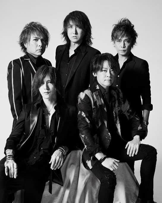 フジテレビONE/TWO/NEXTのインスタグラム：「LUNA SEA主催のオンライン・チャリティー・フェスの生放送が決定！LUNA SEAと総勢25組を超える豪華アーティストたちとの共演が実現！  MUSIC AID FEST.～FOR POST PANDEMIC～ 📆5/31(日)18:00～21:00【生】 📺フジテレビONE ※スカパー！無料放送 #musicaidfest  https://otn.fujitv.co.jp/musicaid/  フジテレビONEでは、5月31日（日）にLUNA SEA 30周年記念ツアーファイナル公演の生中継が予定されていたが、残念ながら新型コロナウイルス感染拡大の影響により公演延期となってしまった。しかし、こんな時だからこそ、医療従事者をはじめとする全てのフロントラインワーカーズの皆さんを少しでも支援できるような企画を実施したいという趣旨のもと、LUNA SEAがホストとなって、オンライン・チャリティー・フェスの日本版『MUSIC AID FEST. ～FOR POST PANDEMIC～』の開催を決定！生放送でお届けする。  LUNA SEAから、過去2回開催の『LUNATIC FEST.』の出演者や彼らと交流のあるアーティスト、さらに幅広くこの企画への賛同、協力を呼びかけ総勢25組を超えるアーティストの参加が決定。リモート収録によるライブ演奏やトークを交えながら、3時間にわたり生放送で進行していく。  この番組だからこそ実現するLUNA SEAと豪華アーティストたちとの共演や、生放送でお届けする貴重なトークを是非ご堪能いただきたい。また、医療従事者の方からのメッセージや視聴者からの応援メッセージも紹介する。#musicaidfest を付けて投稿して欲しい。  5月31日（日）18時より、フジテレビONE スポーツ・バラエティにて3時間の生放送（無料放送）。また、フジテレビが運営する動画配信サービスFODでも、無料で同時生配信する。  また生放送直前には『LUNA SEA 30th Anniversary LIVE SELECTION』と題し、1993年から2012年までLUNA SEAを代表するライブ4作品から数曲ずつをセレクトした特別な1時間のライブセレクションをお届けする。なお、この4作品は6月と7月に2作品ずつフルバージョンでフジテレビTWOにて放送する。 【LUNA SEA からのメッセージ】 新型コロナウイルス感染拡大の影響による未曾有の危機により、我々音楽、芸術、エンター テイメント界をはじめ、あらゆる職種が経済的大打撃を被っています。しかし、それでもなお我々が現在社会生活を営めているのは、ひとえに医療従事者をはじめとする、全てのフロントラインワーカーの方々が、感染のリスクに晒されながらもなお、最前線で責務を全うしてくれているからに他なりません。今回、多くのミュージシャン仲間が手を結び、今でき得るそれぞれの表現をここに集結していただくことにより、未だ出口の見えないこの状況下において、不安の中で生活する人々にエネルギーを送り、そしてこの企画が最前線で奮闘する医療従事者及びフロントラインワーカーの方々への支援となることができたらと、心より願っています。  LUNA SEA ※本番組はスカパー！無料放送となります。 （リモコンのCSボタンからチャンネルを合わせるだけで、未加入の方もご覧いただけます。） ■出演アーティスト（LUNA SEA以下 A to Z順）  LUNA SEA  BREAKERZ Char ELLEGARDEN EXILE SHOKICHI FEEDER GLIM SPANKY 一青窈 清春 倖田來未 コムアイ(水曜日のカンパネラ) 9mm Parabellum Bullet lynch. May J. miwa MIYAVI 西川貴教 Nothing's Carved In Stone OAU (MARTIN、TOSHI−LOW) 大黒摩季 SILENT SIREN シアターブルック THE ORAL CIGARETTES 辻井伸行 打首獄門同好会  and more  https://otn.fujitv.co.jp/musicaid/」