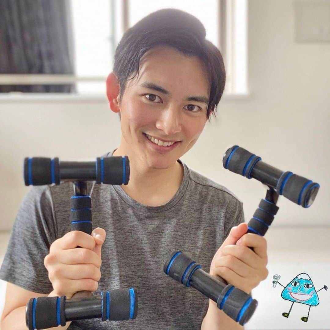 フジテレビアナウンサーのインスタグラム：「3年目の大川立樹です！  藤本さん、最近やっている運動不足解消法を教えますよ！  一つ目は、腕立て伏せ💪 プッシュアップバーを使って 10回×3セットやってます！  二つ目は、階段です！ エレベーターを使いがちでしたが、階段を使っています！ 降りる時はエレベーターです！  そしていま練習中なのが、逆立ちです！ ・ポッコリお腹改善 ・痩せやすい体質作り などに効果があるみたいです！  次は、内田嶺衣奈アナウンサー！ 1人っ子同士で、プロ野球ニュースでもお世話になっている、嶺衣奈さん、おうち時間充実していますかー？  #フジテレビアナウンサー #大川立樹 #フジアナむすび #運動不足解消 #家トレ #workout」