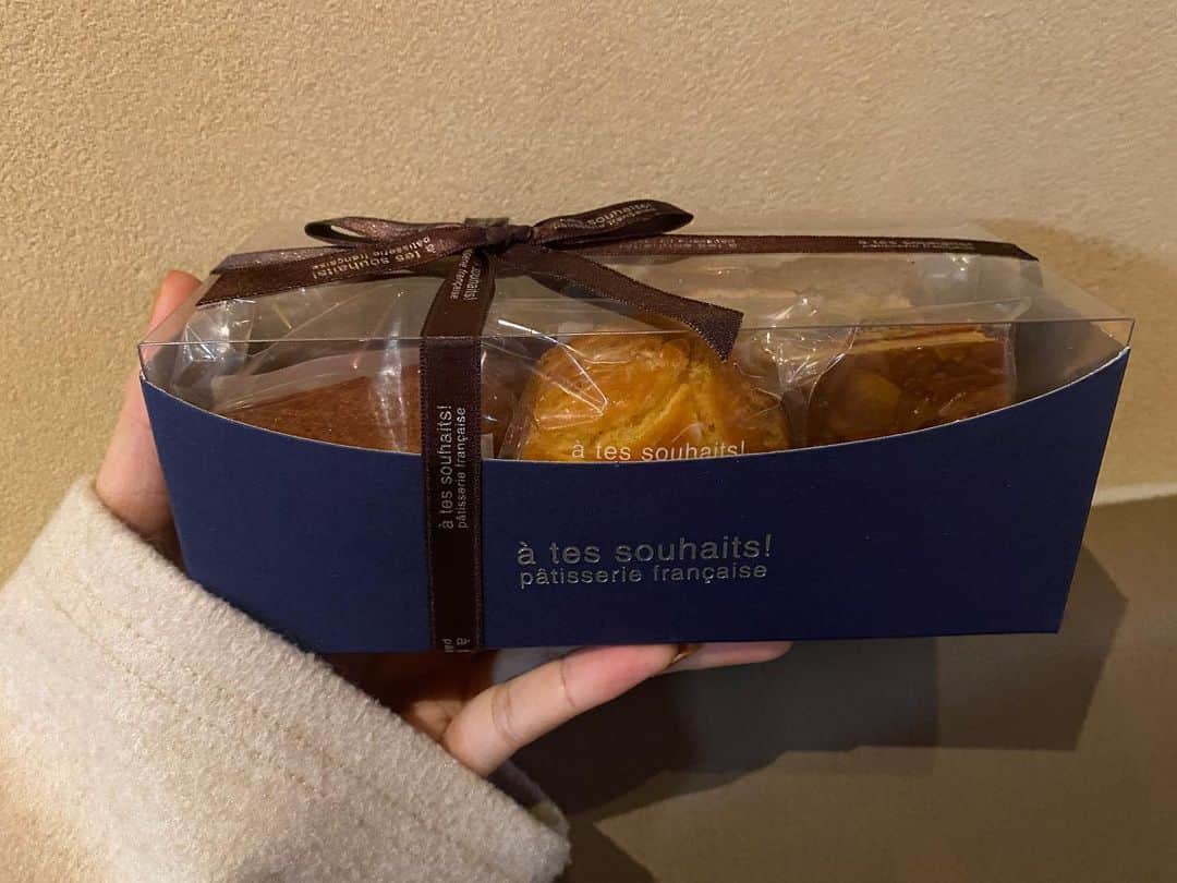 飯窪春菜のインスタグラム：「🍪🥮🥧 ・ ・ 昨日打ち合わせで頂いたアテスウェイの焼き菓子がとってもとっても美味しかったです🥺♥️ ・ 明日はオンライン人狼イベントがあるので、頭使うために甘いもの用意して挑もうと思います☺️💪🏻 楽しみ〜っ ・ ・ ・ #atessouhaits  #アテスウェイ  #美味しい  #焼き菓子  #はるなの毎日  #飯窪ってる」