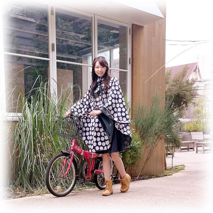 柴本愛沙さんのインスタグラム写真 - (柴本愛沙Instagram)「. 関東はスッキリしない天気が続いています。 まるで梅雨のよう☂️ . これからの雨の季節に備えて、 レイングッズを新調しました🌂  さっと羽織れる使いやすさと ドット柄が可愛いレインポンチョと、 軽くて履きやすいレインブーツ🥾 @ametohare_jp  レインポンチョはトップにボリュームあるので、 膝丈くらいのスカートに合わせるのが好き♡ 防水性があるのに軽くて機能的です♪ 雨の日の自転車も乗りやすいし、 おしゃれな感じだから普段使いにも◎。 フェスやキャンプにも使えそう！！ . 首から下げているレインバイザーをつけると、 雨の中でも顔が濡れることがなく快適です♪  #アメトハレ #ametohare #レインコート #レインポンチョ #レインウェア #ポンチョ #レインバイザー  #ウィズレインポンチョPlus #レインブーツ #PR #デニムドット #ドット #防水 #防水ブーツ #雨の季節 #梅雨 #梅雨対策 #レイングッズ #カジュアルライン #スタイリッシュ #おしゃれなレインコート #雨の日コーデ #自転車コーデ #自転車女子 #ピンクの自転車 #梅雨コーデ」5月21日 18時10分 - aisa_shibamoto