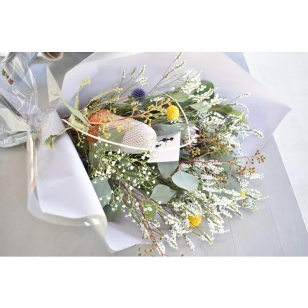 BASE（ベイス）さんのインスタグラム写真 - (BASE（ベイス）Instagram)「おうちにいる時間が長いときこそ、華やかなカラーを取り入れてリフレッシュ！﻿ ﻿ ふわっとお花の香りに癒されましょ💕💐﻿ ﻿ どれをおうちにお迎えしようか、あれこれ眺めているだけでもたのしくなるはずですよ🤗﻿ ﻿ 1p…スモークツリーのフラワーリース﻿ 2p…ちょこんと飾れる、手のひらリース﻿ 3p…アンティーク風のスワッグ﻿ 4p…大きな花束のようなスワッグ﻿ ﻿ #baseec #baseecで販売中﻿ #おうちじかん #おうちじかんを楽しく #おうち時間を工夫でたのしく﻿ #はなのある暮らし #花のあるくらし #花のある暮らし﻿ #フラワーリース #スワッグ #スワッグのある暮らし﻿ #花雑貨 #花のある暮らしを楽しむ #花と暮らす」5月21日 18時11分 - baseec
