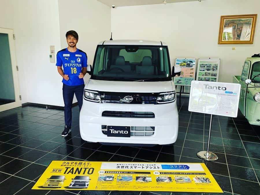 伊佐耕平のインスタグラム：「【1人スポンサー様訪問】  UNIFORM SPONSORS  ダイハツ九州株式会社様  いつもありがとうございます! これからも宜しくお願い致します!  トリニータが1番苦しい時からずっと支えていただいている企業様です! 僕はトリニータに入団して、7年目ですが、ダイハツ九州様は10年間スポンサーをしていただいています!  みなさん車買うならダイハツで 青色の車で ナンバープレートは18番で お願いします!  #1人スポンサー様訪問 #ダイハツ九州株式会社様 #人生は常に今から」
