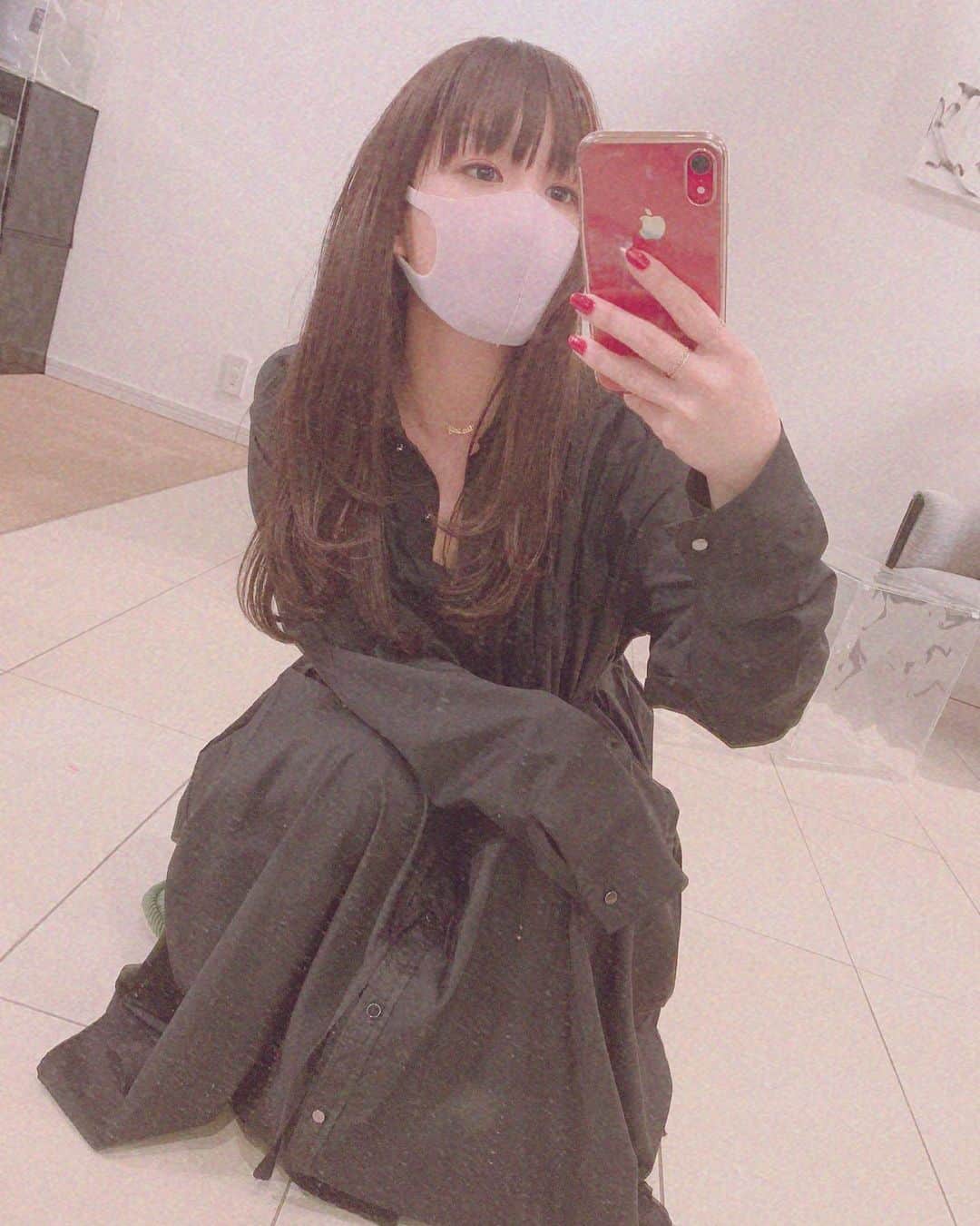 くりかさんのインスタグラム写真 - (くりかInstagram)「昨日は全身真っ黒でした❤︎ 今日めちゃくちゃ寒いね、いま久しぶりに暖房つけるか迷ってるとこ、どうしよかな。 もうちょっと考えてみよかな🤔  #fashion #outfit #ootd #くぅすたぐらむ  #あゆみくりかまき #あゆくま」5月21日 18時12分 - kurika_ayumikurikamaki