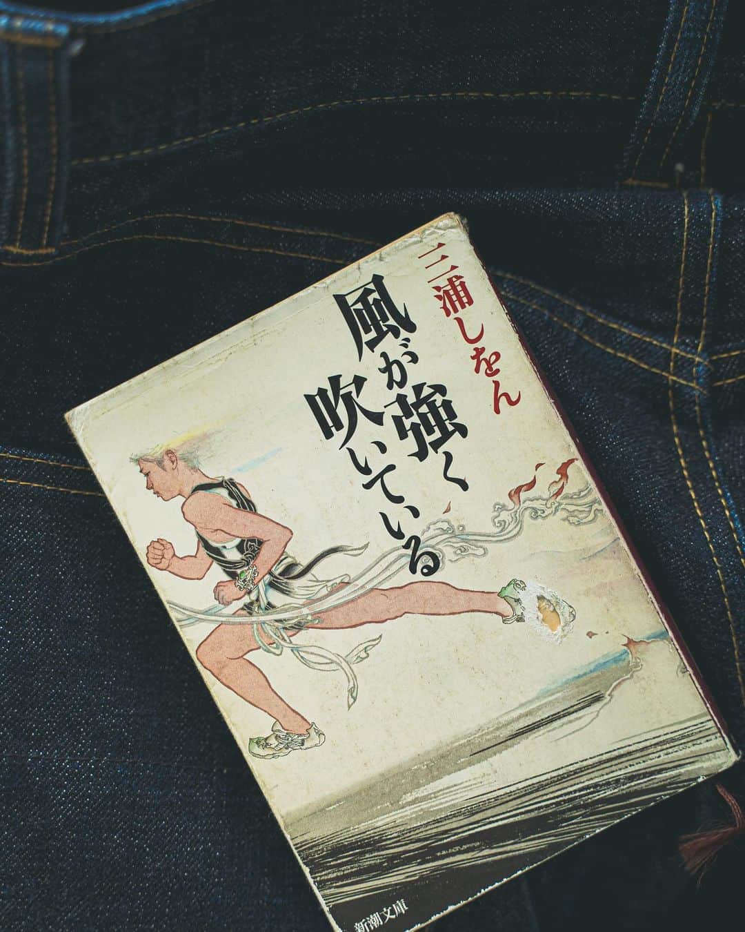 yukiのインスタグラム：「#bookcoverchallenge  ㅤㅤㅤㅤㅤㅤㅤㅤㅤㅤㅤㅤㅤ 5日目 ㅤㅤㅤㅤㅤㅤㅤㅤㅤㅤㅤㅤㅤ 「風が強く吹いている」 ㅤㅤㅤㅤㅤㅤㅤㅤㅤㅤㅤㅤㅤ この一冊だけは外せませんでした。 おそらく1番読み返してる本。(装丁のボロボロさ加減からもわかる) ㅤㅤㅤㅤㅤㅤㅤㅤㅤㅤㅤㅤㅤ 中学生の頃に読み始めて、高校、大学、社会人になっても読み返しています。 そしてその時その時、自分の環境と照らし合わせながら読んでいました。 ㅤㅤㅤㅤㅤㅤㅤㅤㅤㅤㅤㅤㅤ 素人が箱根駅伝を目指すなんて無茶、だなんてことは忘れてしまう、あっという間に読み終えてしまう疾走感のある一冊。 ㅤㅤㅤㅤㅤㅤㅤㅤㅤㅤㅤㅤㅤ アオタケのメンバーの中だとやっぱりハイジが好きかな。ひたすらにかっこいい。 ㅤㅤㅤㅤㅤㅤㅤㅤㅤㅤㅤㅤㅤ #風が強く吹いている  #三浦しをん」