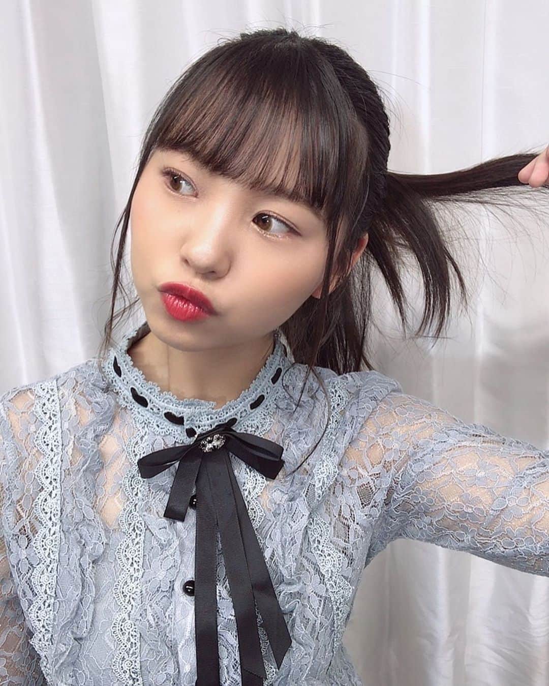 本郷柚巴のインスタグラム：「1枚目以外ずーっと置いてたままの服👚 着るの忘れてたし外に中々出れなくてタイミング逃してた、、 ポニーテール１つで色々変身できる💓  皆さんは何枚目が好みですか〜？👶🏻 #ポニーテール #変身  #ファッション」