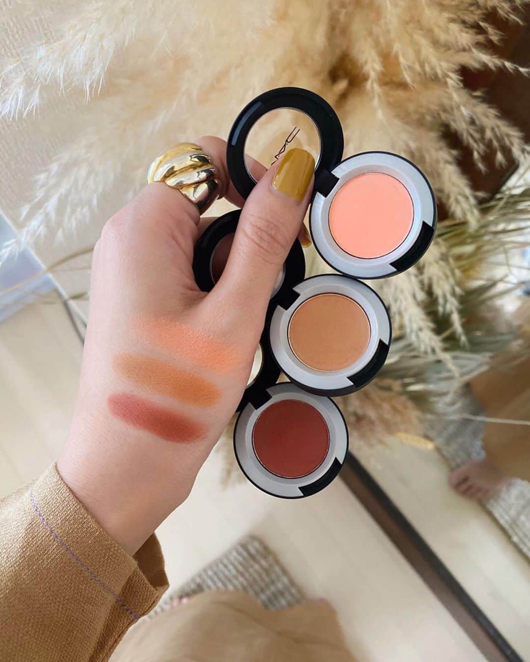 M∙A∙C Cosmetics Japanのインスタグラム：「アイシャドウをつけるときは、明るい色からのせていくのがポイント☝️ カラーでつくる立体感をマスターしましょう！ ㅤ パウダーキス シリーズを使ったメイクはM･A･C日本公式YouTube（MAC Cosmetics JAPAN）やIGTVで公開中。 明日からのメイクの参考に💄✨ ㅤ ㅤ パウダー キス アイシャドウ カラーは、上から ☑︎ストライク ア ポーズ（コーラルピーチ） ☑︎ワット クラウト！（ライトオレンジ） ☑︎デボーテッド トゥ チリ（テラコッタオレンジ） ㅤ Regram from @rino416」