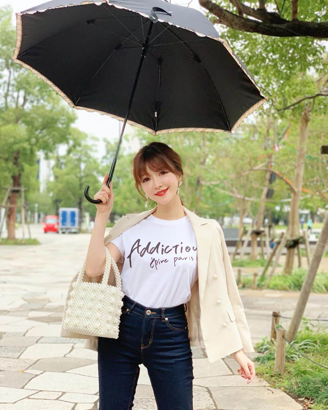 蓼沼綾さんのインスタグラム写真 - (蓼沼綾Instagram)「✔︎ 𝑹𝒂𝒊𝒏𝒚𝒅𝒂𝒚‼︎ ・ 雨降り木曜日。 お写真は1年前の雨の日のpic☔️ ・ 雨の日ってなんだか 気分が落ち込みやすかったりするけれど… 大好きなBGMを流しながら あれこれ作業するのもとっても好きです🖤 ・ 最近はお料理の他に インスピレーションしたり、 絵を描いたりする時間が好き😘 ・ ・ ・ #ootd #outfit#instafashion#instastyle#rainydaystyle #雨の日コーデ#雨の日の過ごし方 #デニムコーデ #梅雨コーデ #梅雨対策 #burberry #バーバリー#epine#paris#エピヌ#パールバッグ#pearlbag」5月21日 18時21分 - tadeaya