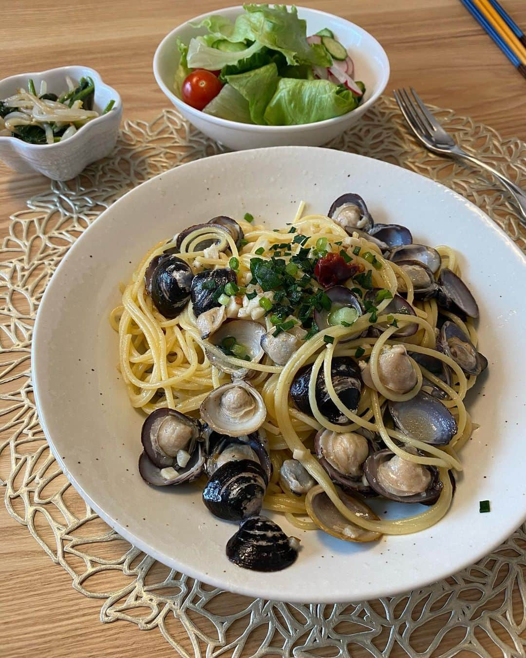 長谷川竜也のインスタグラム：「パスタ作りにハマっていましてランチでよくパスタを作ります🍝 蜆をたくさんいただいたので蜆のボンゴレビアンコを作ってみました👌 #ボンゴレビアンコ #技術が向上中  #とおもいきや #ネットで調べた通りに作ってます #基本に忠実」