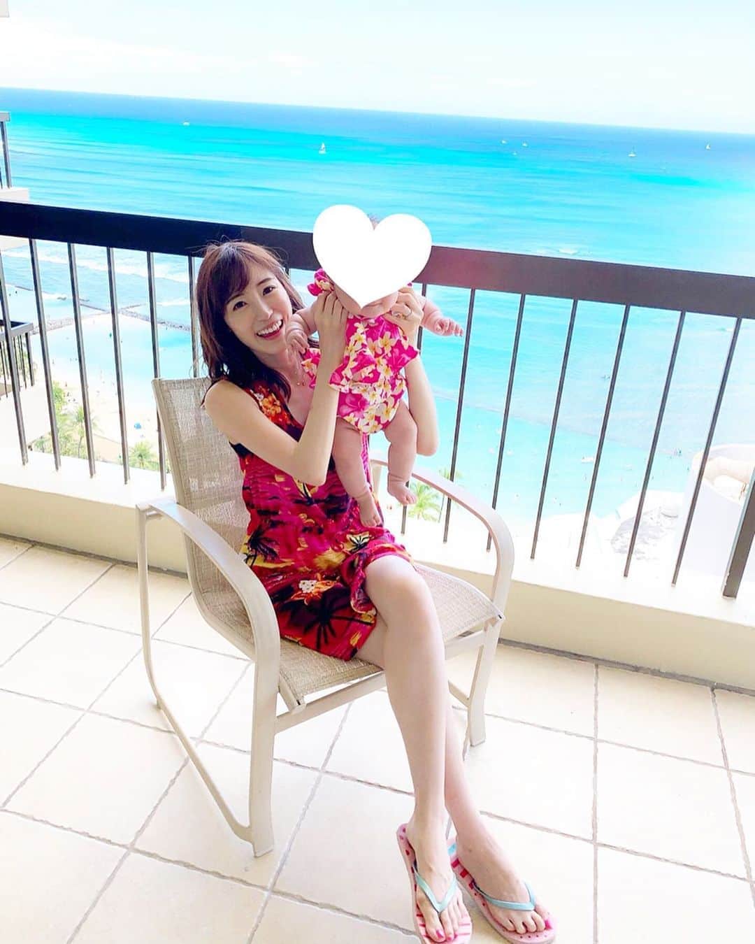 小林真由のインスタグラム：「ちょうど一年前📷  in Hawaii﻿ ABCストアで買ったアロハワンピ、﻿ ぷっくぷくで可愛かったなぁ👶🏼🌺﻿ 1回しか着れなくても記念になって良かった! ﻿ ﻿ 自由に公園に行って ﻿ 友達と会って 旅行に行って、﻿ 全ての当たり前が覆った2ヶ月🙇‍♂️﻿ ﻿ そんな今は中途半端な時間に夕寝をしている娘の隣で﻿ 今夜は何時コースだろうと気合を入れているところです。笑﻿ ﻿ ﻿ #2019 #虹 #ハワイ #旅行 #家族旅行 #思い出 #女の子ママ #ママライフ #マタニティ #マタニティライフ #妊婦 #妊娠7ヶ月 #第二子妊娠中 #hawaii﻿」