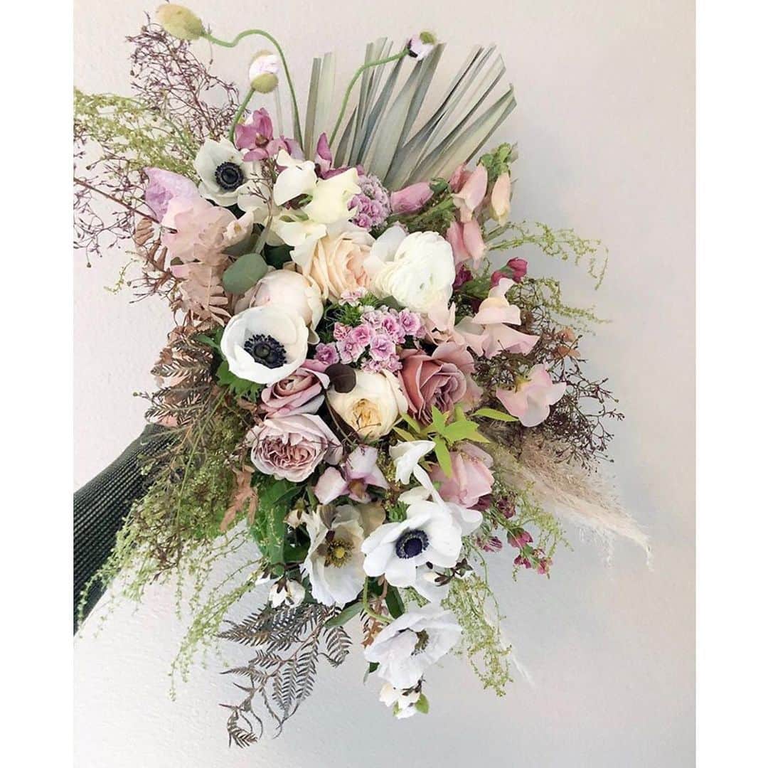 ウェディングソムリエ編集部さんのインスタグラム写真 - (ウェディングソムリエ編集部Instagram)「． スタッフの @haru_jadore です🕊 @freckledfleurs さんのフォトをリポスト。 ． ．  愛らしく涼しげな花束。 ． ． アネモネや可憐な小さなバラたちが魅力を引き立て合い、ボリューム感もありながら上品な雰囲気に。 ． 花々とバランスよく取り入れられたグリーンの色合いも魅力的ですね。 ． ． ． *:.,.:*:.,.:*:.,.:*:.,.:*:.,.:*:.,.:*:.,.:*:.,.:*:.,.:*:.,.:*:.,.:* .﻿ ﻿ サイトは[ウェディングソムリエ ]で検索﻿ 🔎http://www.jadorewedding.com﻿ プロフィール欄の🔗Linkからもとべます。 ﻿ ﻿ ウェディングソムリエは、﻿ 人生でその時しかできない﻿ 特別な体験を提供するメディアです♡﻿ ﻿ *:.,.:*:.,.:*:.,.:*:.,.:*:.,.:*:.,.:*:.,.:*:.,.:*:.,.:*:.,.:*:.,.:*:.,.﻿ ﻿ #卒花 #ウェディングソムリエ #花嫁 #プレ花嫁 #花嫁DIY #ウェディングアイデア #全国のプレ花嫁と繋がりたい #ウェディングソムリエアンバサダー #結婚式 #ウェディングドレス #ウェディングフォト #前撮り #後撮り #ウェディングレポ#ブーケ#花束」5月21日 18時40分 - jadore_wedding