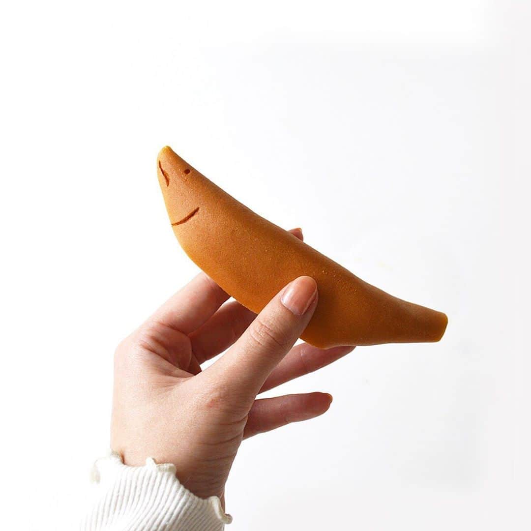 haconiwa / 箱庭のインスタグラム：「先日haconiwaの #おみやげクリップ にてご紹介した「下克上鮎」を手がける玉井屋本舗さんの定番商品「登り鮎」。﻿ ﻿ こちらも可愛らしいのでお見せしちゃいます！﻿ ﻿ 「登り鮎」は、カステラ生地で求肥を包んだ甘さ控えめな和菓子。鮎をかたどった見た目がなんともキュートです。﻿ ﻿ お箱にある2匹の鮎は、なんと取り外すことが出来る上に、開くと「登り鮎」の説明を記載したパンフレットにもなっているんです！﻿ ﻿ そんな玉井屋本舗の「登り鮎」同様、「下剋上鮎」も遊び心の詰まった素敵なお菓子ですよ〜！ 詳しくはhaconiwaの記事をチェックしてみてくださいね。﻿ ﻿ #おみやげ #お土産 #岐阜土産 #岐阜みやげ #登り鮎 #下剋上鮎 #玉井屋本舗  #和菓子﻿」