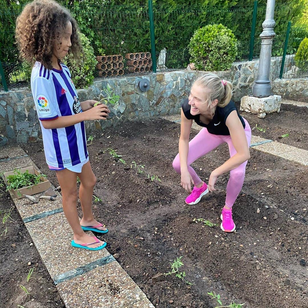 ロナウドのインスタグラム：「Ela voltou! E ja colocando a mao na massa! Horta feita! 💜❤️🌾🎋🌱🍃」