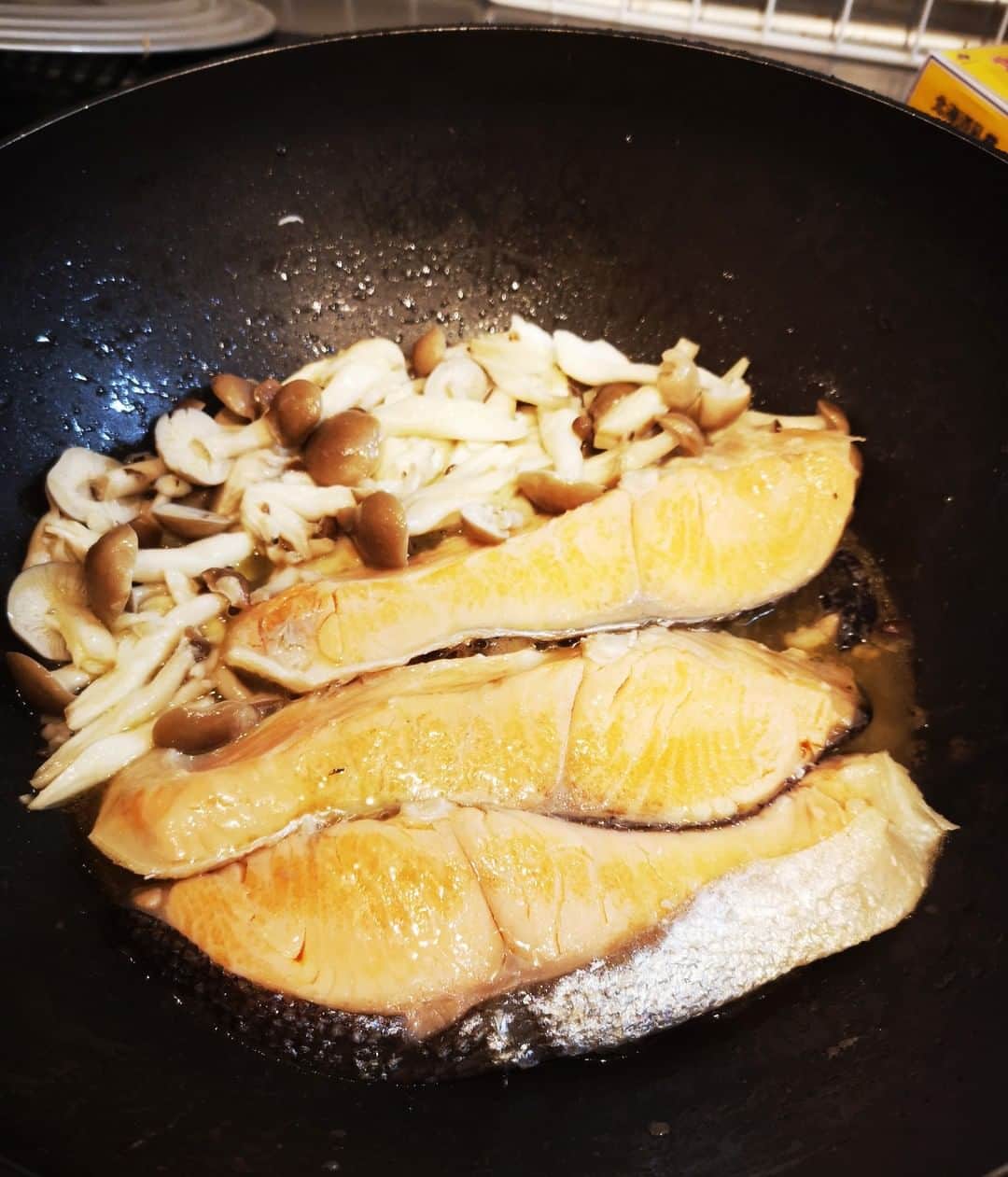 エバラ食品さんのインスタグラム写真 - (エバラ食品Instagram)「【 #エバラ社員の食卓ウィーク「 #黄金の味 さわやか檸檬」レシピVol.4】 レモン＆バターの香りが食欲そそる(^^)鮭のムニエル . こんにちは、商品開発部の君ヶ袋です。私は「黄金の味 さわやか檸檬」で鮭のムニエルを作ってみました！ . 「黄金の味 さわやか檸檬」は、にんにく不使用でクセがなく、アレンジしやすいので、焼肉のつけだれだけでなく、洋風料理やお魚料理に使うのもおすすめ♪檸檬とバターは相性抜群なので、バターをプラスするだけで、果実のコクと檸檬の酸味がほどよく効いた、洋風ソースの味わいが楽しめますよ＾＾ . 今回はしめじとほうれんそうのソテーも添えて、お店のような一皿を目指しました(*^_^*)おうちディナーにぴったりのメニュー、ぜひお試しください♪ . ＜材料 2人分＞ 鮭(生鮭または甘口) 2切れ しめじ 1パック エバラ黄金の味さわやか檸檬 大さじ4 小麦粉 適量(大さじ1程度) バター 10g ほうれんそうのソテー、パセリ(みじん切り) 適宜 . ＜作り方＞ 【1】鮭は塩水で洗って水気を拭きとり、小麦粉を薄くまぶします。しめじは石づきを切り小房に分けます。 【2】フライパンにバターを熱し、中火で鮭を焼いて端に寄せ、空いているスペースでしめじを炒めます。 【3】鮭を裏返してふたをし、弱火で3～5分加熱します。 【4】「黄金の味」を回しかけ、全体になじんだらできあがりです。 ※お好みでほうれんそうのソテーを添え、パセリを散らしてお召しあがりください。 . #エバラおいしいレシピ #エバラ食品 #おうちごはん #レシピ #料理好きな人とつながりたい #魚 #鮭 #サケ #ムニエル #レモンバター #きのこ #しめじ #ほうれんそう #レモン風味 # #夜ごはん #デリスタグラム #instafood #foodstagram #黃金烤肉醬 #家にいよう #stayhome #おうちでできること」5月21日 19時00分 - ebarafoods