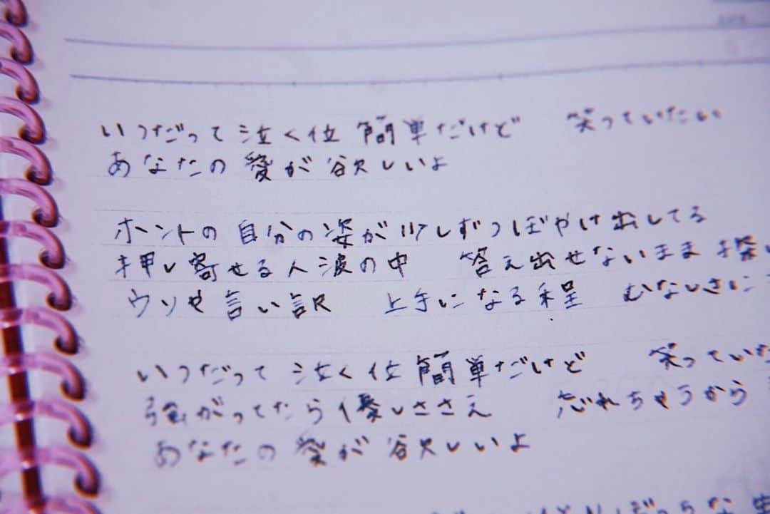 アユの秘密日記のインスタグラム：「おばあちゃん、天国でみまもってくれているかな？ アユの作った歌、届くといいな。」