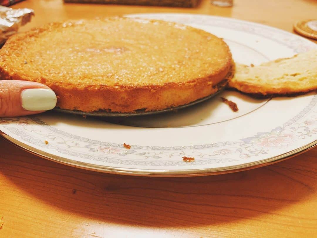神田咲実さんのインスタグラム写真 - (神田咲実Instagram)「沙樹 @saki313apo のインスタライブにお邪魔して チーズケーキを 教わったはずな昨夜🍰 * だけどフリスビーができた🥏よ😂笑 * #沙樹は何も悪くない。笑 #私の #能天気さと #適当さと #慌ただしさのせいです🥴 * 沙樹がフィードにあげてくれてるから、 チーズケーキ作ってみたくなったらみてみてください❣️ お手本とダメなお手本載ってるから #絶対失敗しないレシピムービーだよ🍰笑 #楽しかった、ありがとう❣️ #チーズケーキ」5月21日 19時00分 - sakimikanda