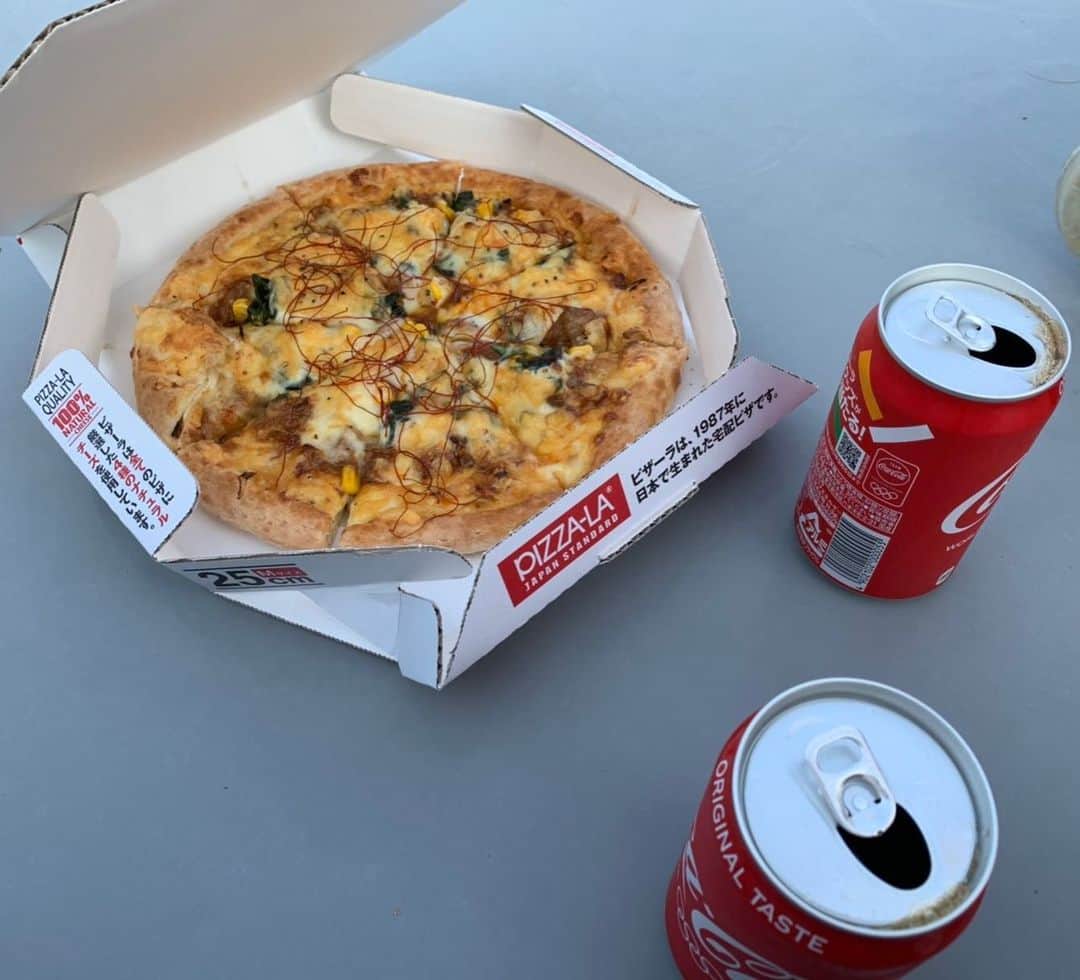 のインスタグラム：「屋上ピザ🍕そして、ギターをしたい。  #ピザ　#お外時間したいね #コーラ　#アコギ　#アコギ女子」