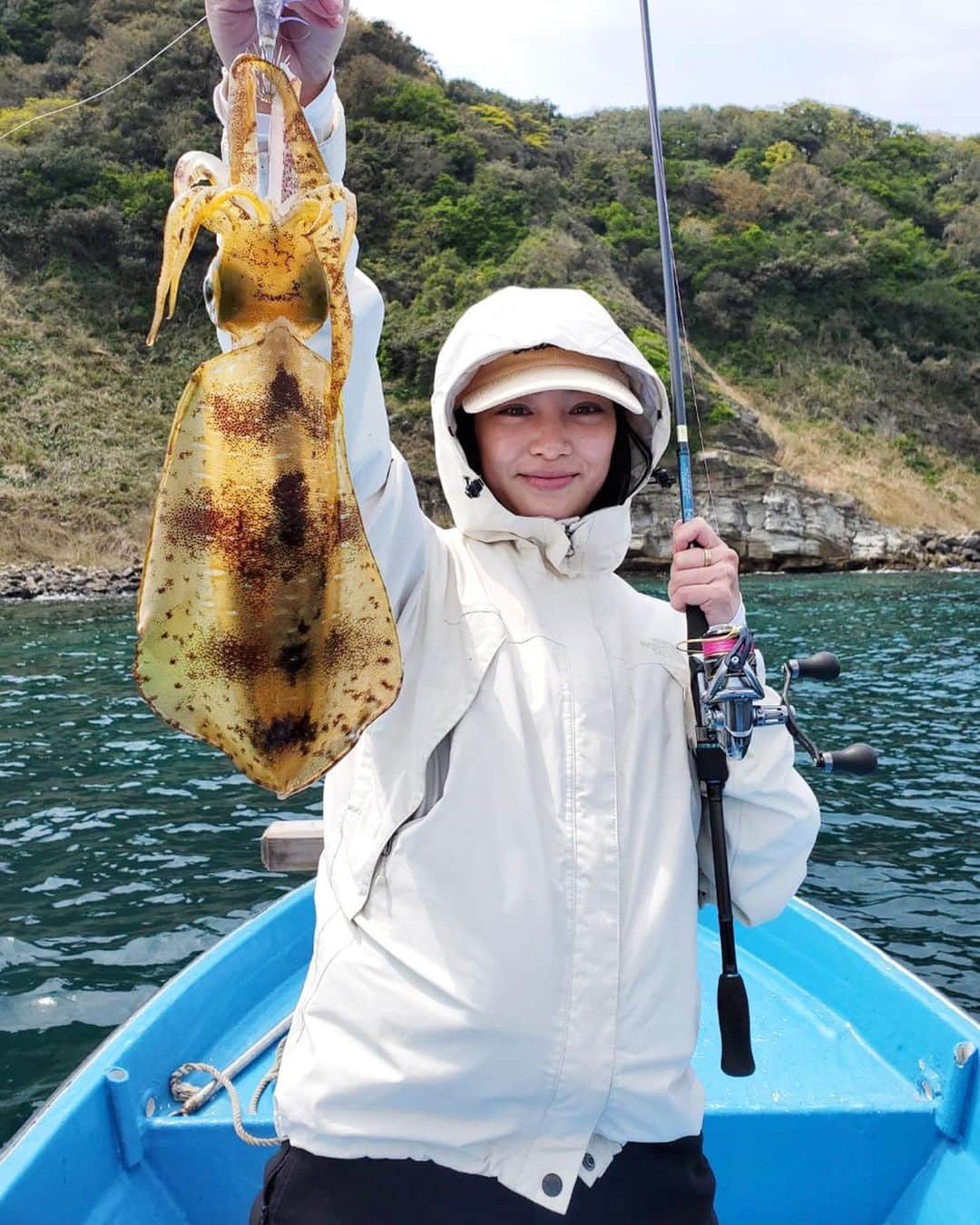 矢野由希子のインスタグラム：「エギングができたとき🦑 1枚目がアオリイカで、 2枚目がコウイカ。 食べ比べもしたよ。 どっちも美味しかったよ。  #アオリイカ  #コウイカ #エギング #パタパタ #釣りるれろ」