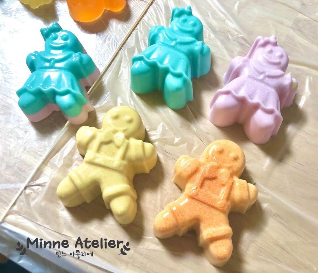 minne_atelierのインスタグラム：「우애좋은 사촌지간 수강생분들이 너무 귀엽고 재밌게 만들고 가셨어요~👍🏻 ⠀ ⠀ -•-•-•-•-•-민느 아틀리에-•-•-•-•-•- ⠀ •자격증반 •원데이클래스/취미반 •주문제작 ⠀ ⠀ ✨카톡ID : minne0320 or DM ⠀ ⠀ #minne #민느 #민느아틀리에 #노원천연비누공방 #천연비누공방 #아로마테라피 #반려동물아로마테라피 #디자인비누 #천연비누 #수제비누 #비누 #mp비누 #cp비누 #숙성비누 #진저브레드 #귀여운비누 #비누선물 #선물 #답례품 #돌답례품 #결혼답례품 #개업답례품 #비누답례품 #천연비누답례품 #원데이클래스 #취미 #주문제작 #클래스문의 ⠀ ⠀ ⠀」