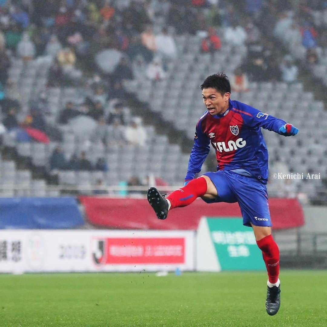 FC東京オフィシャルグッズさんのインスタグラム写真 - (FC東京オフィシャルグッズInstagram)「3️⃣ 🔵HISTORY OF MORISHIGE MASATO🔴 FC東京で11年目のシーズンに突入している #森重真人 選手!!🙌 . クラブ最古参の選手となる森重選手のFC東京でのこれまでを、オフィシャルカメラマンの方が特に印象に残っている33枚の写真とともに振り返ります!!😆Part.3 photo by Kenichi Arai @masatomorishige  @fctokyoofficial #森重真人 #森重真人とともにタイトルを #HBD #リスペクトを込めた #記念企画 #FC東京ファミリー #春のおでん祭り #FC東京 #fctokyo #tokyo」5月21日 19時07分 - fctokyoofficial